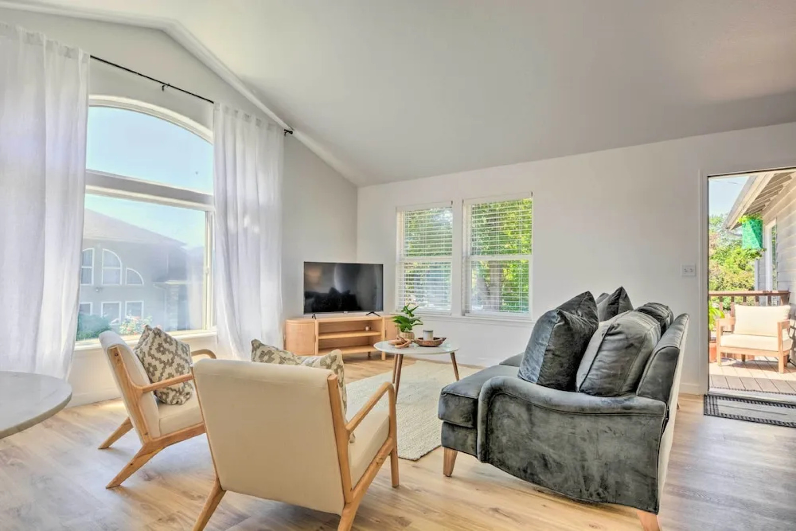 Close to Parks & Brews: Sunny Grants Pass Apt!