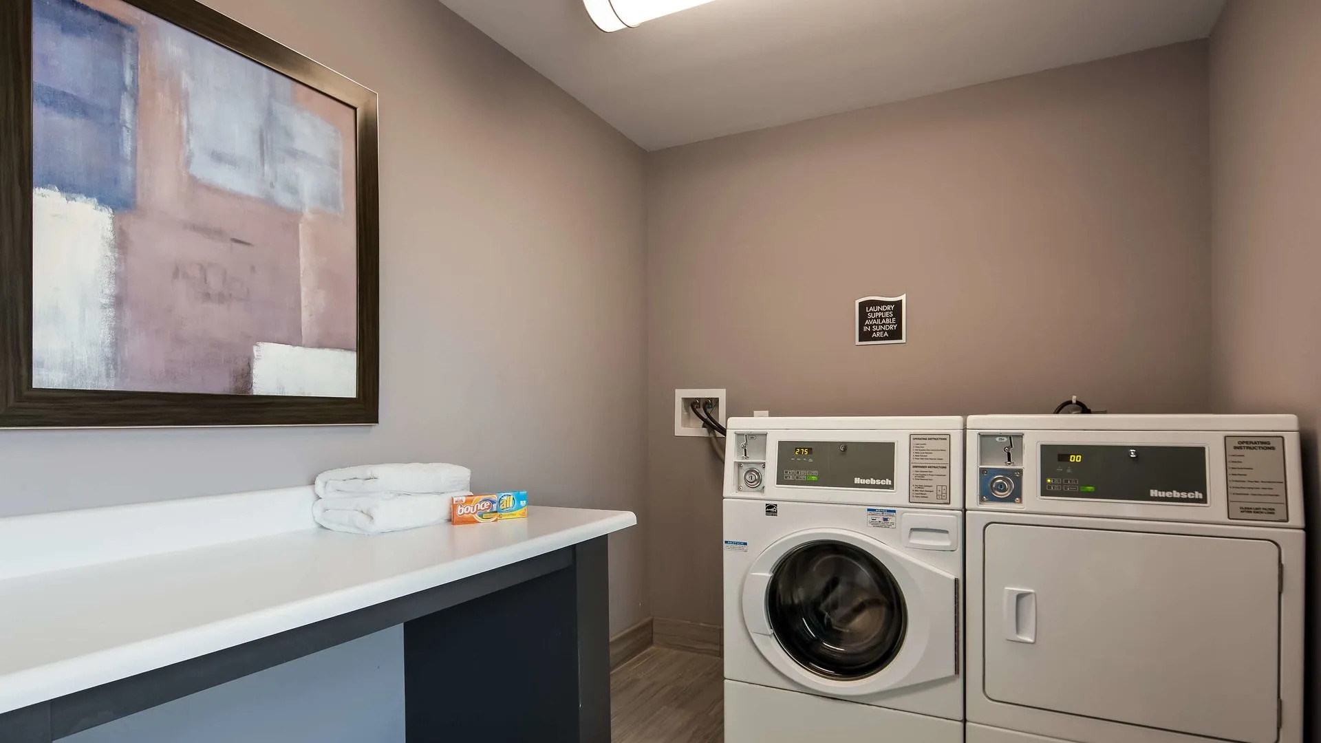 Del-Mar Airport Inn & Suites