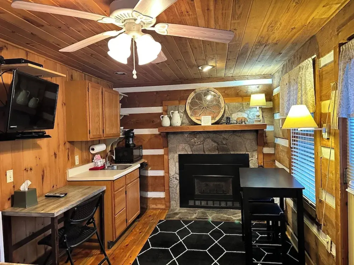 Mountainaire Inn and Log Cabins