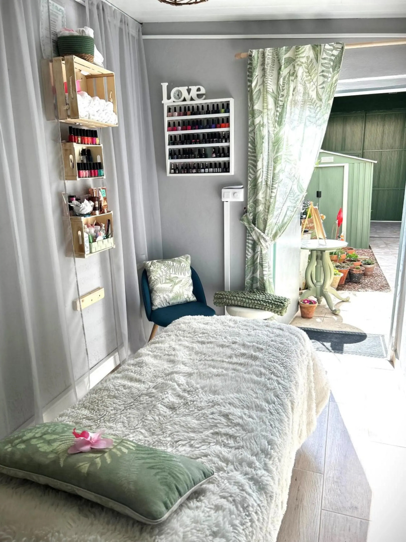 Self Catering Garden Apartment with a Private Garden and Shared Pool