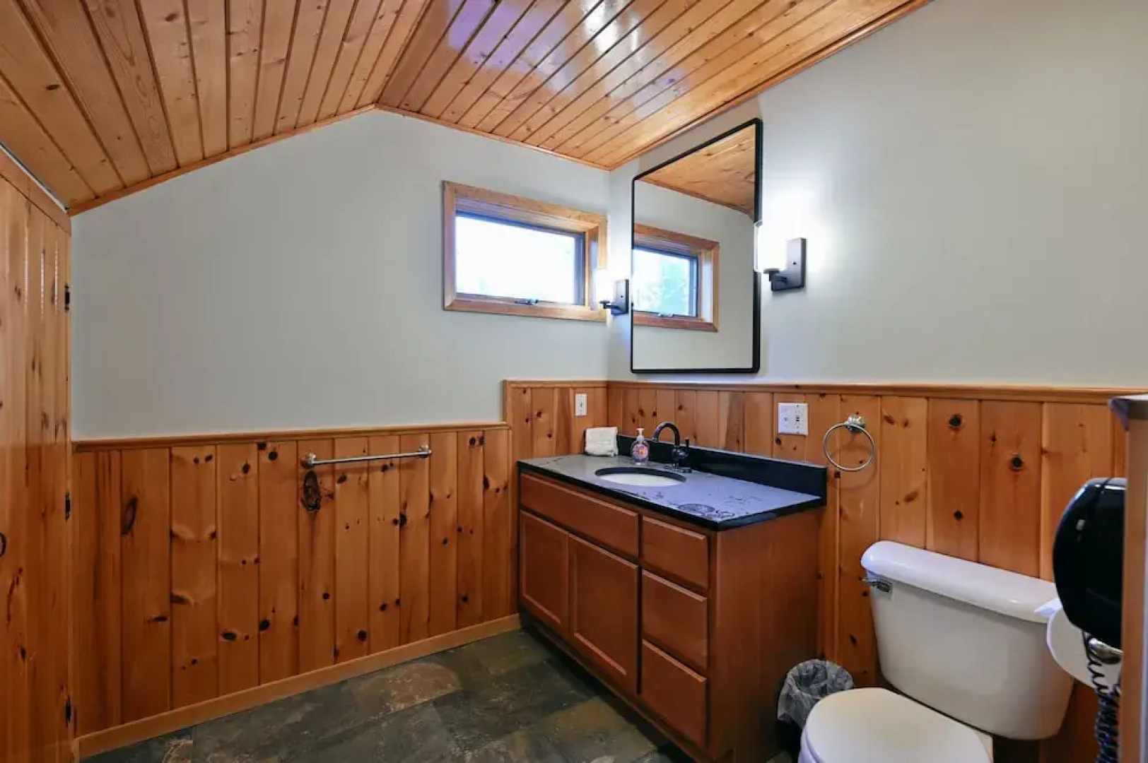 Kenny Lodge 4 Bedroom Hotel Room by RedAwning