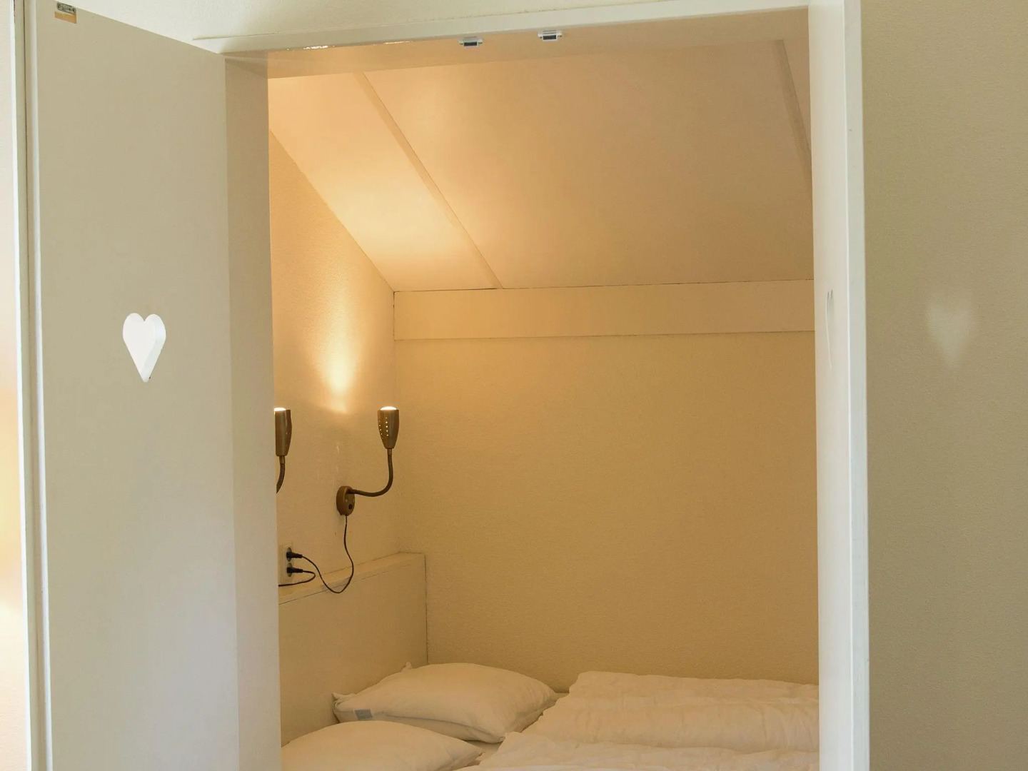 Comfortable Bungalow With Dishwasher Near the Beach