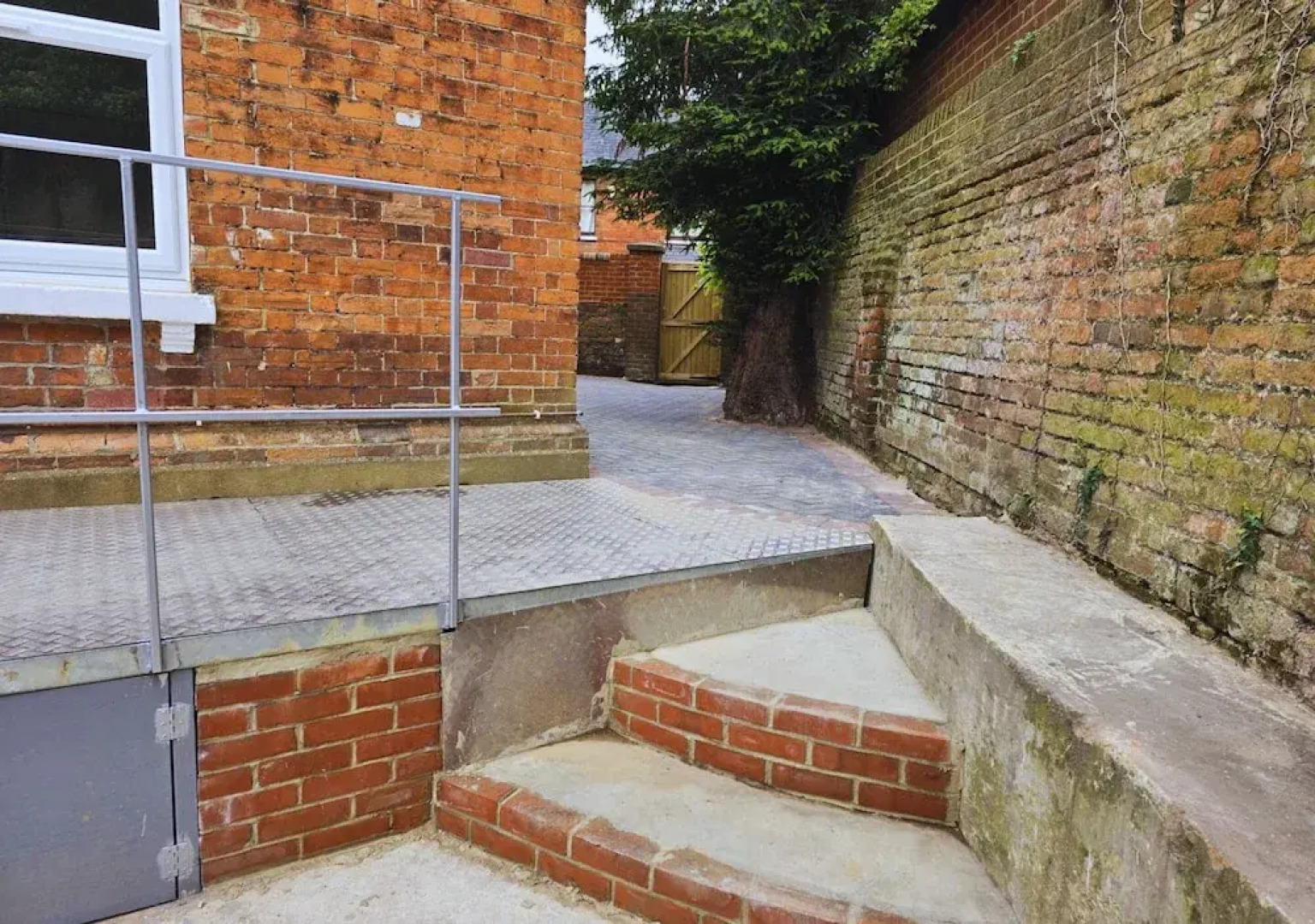 PRIVATE ROOMs In TOWN CENTRE FREE PARKING WIFI AND PATIO WITH AA STAY LTD