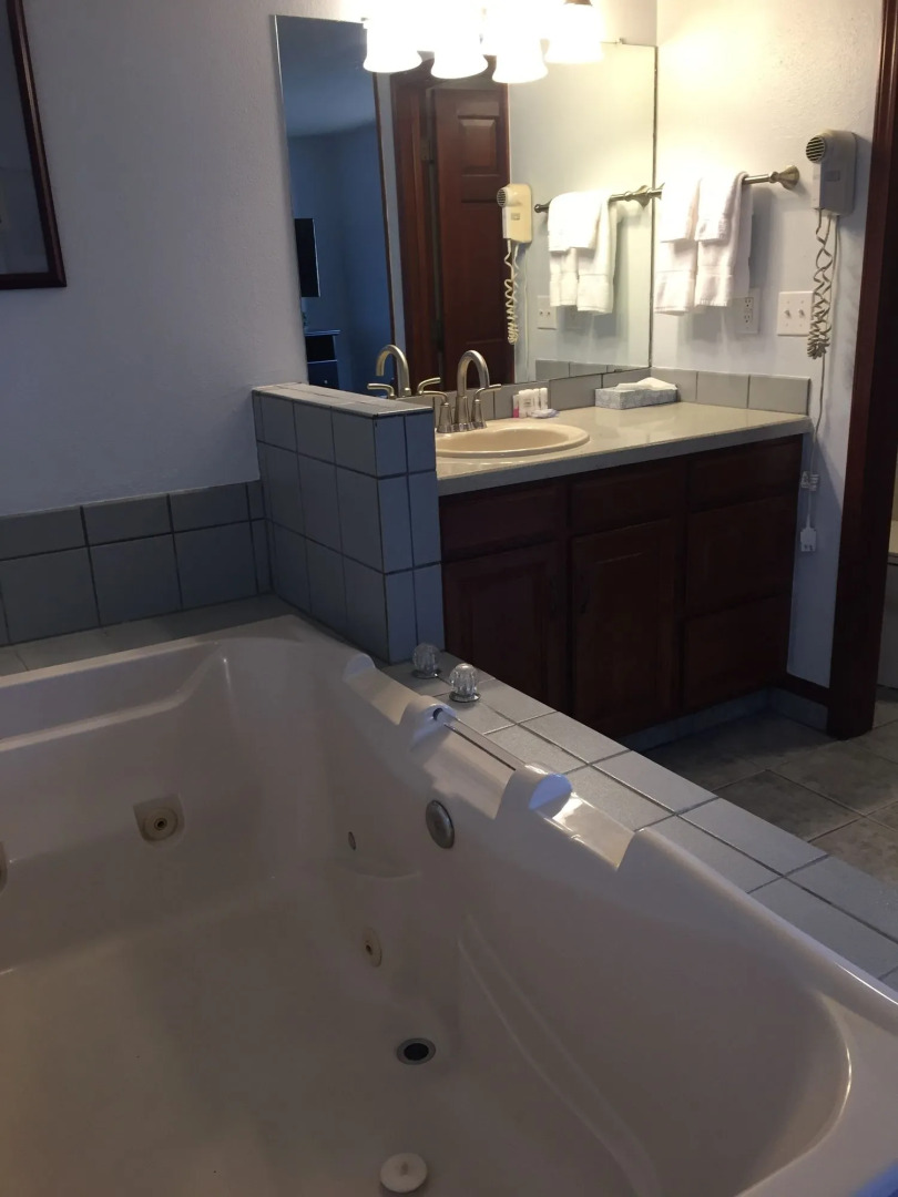 Hilltop Inn & Suites