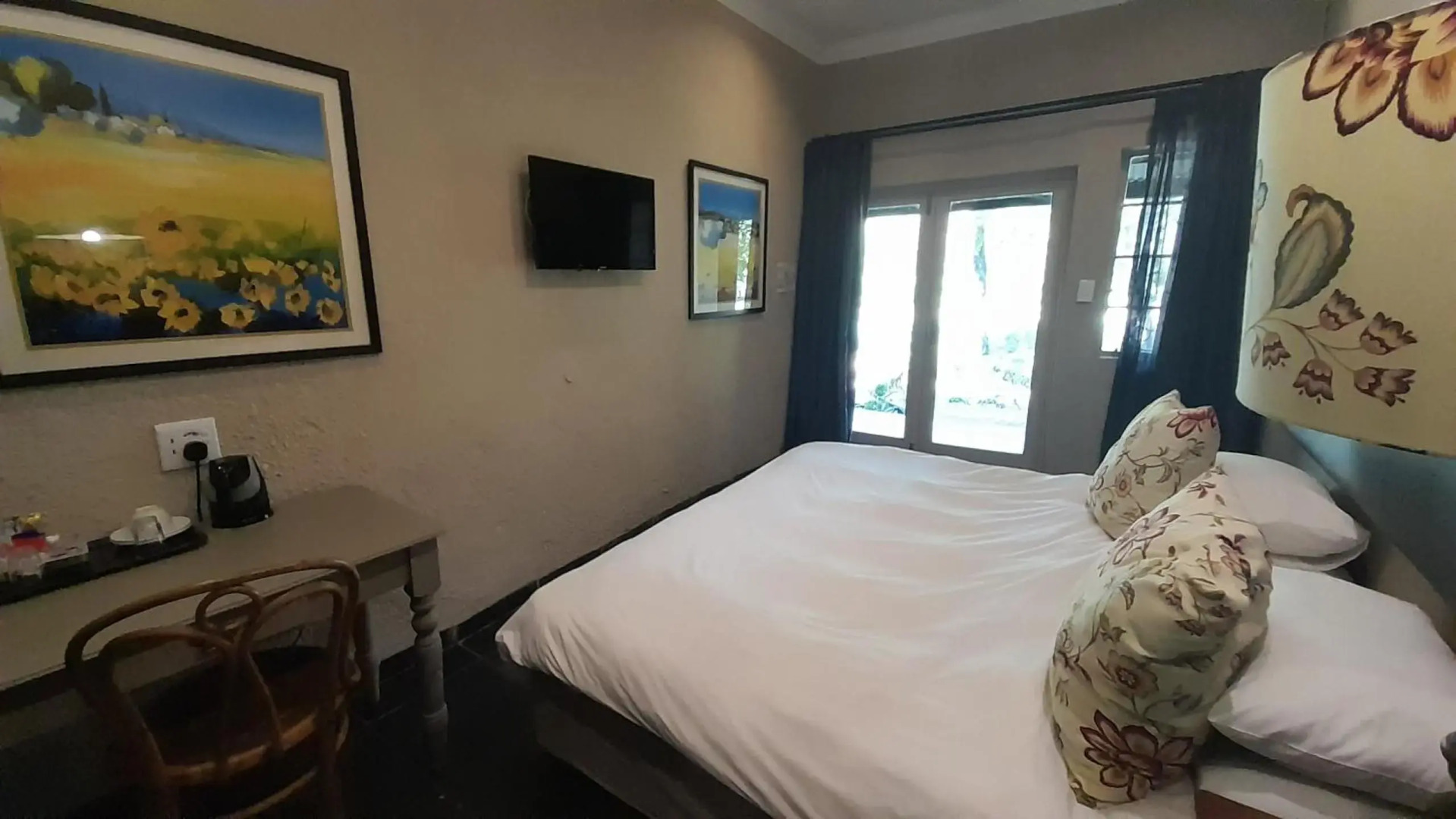 Shangri-La Country Hotel