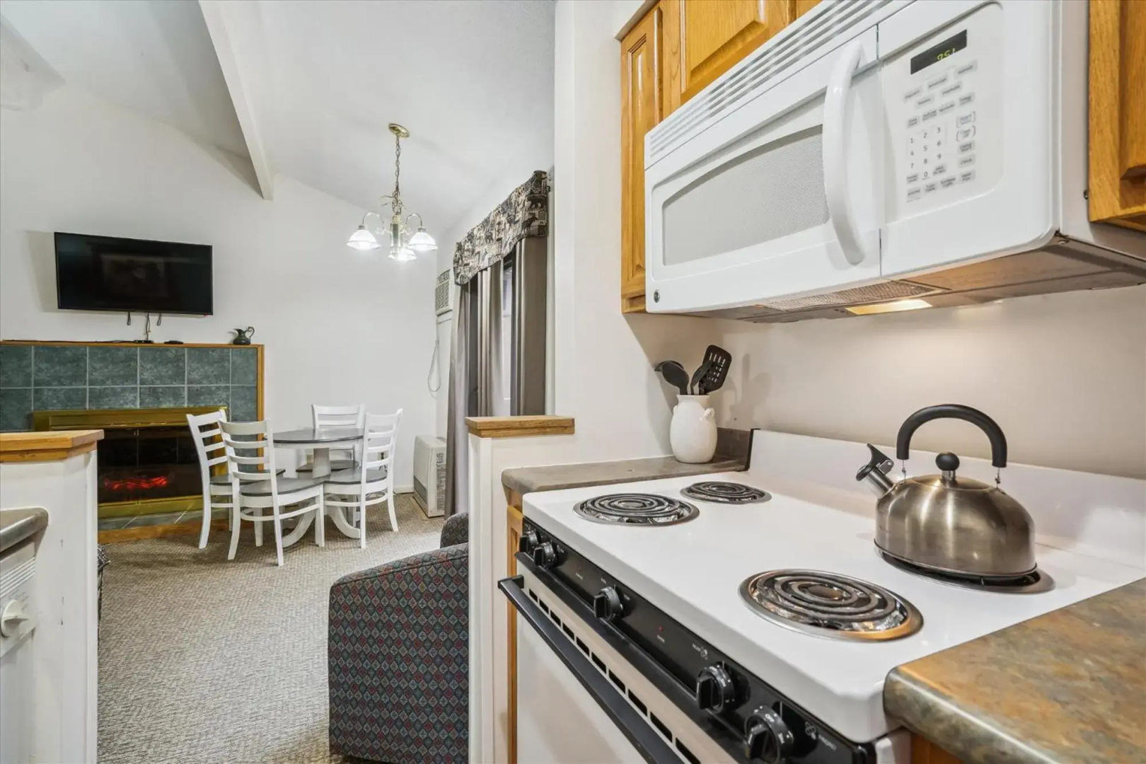Deluxe Two Bedroom Suite on 2nd floor with outdoor heated pool 20708