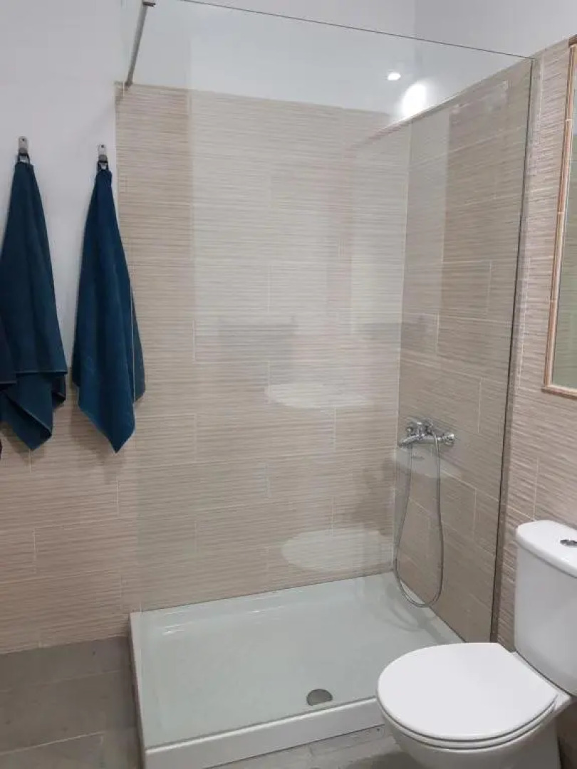 Apartamento privado en una zona tranquila y próxima al aeropuerto TF norte y a la ciudad de San Cristóbal de la Laguna .