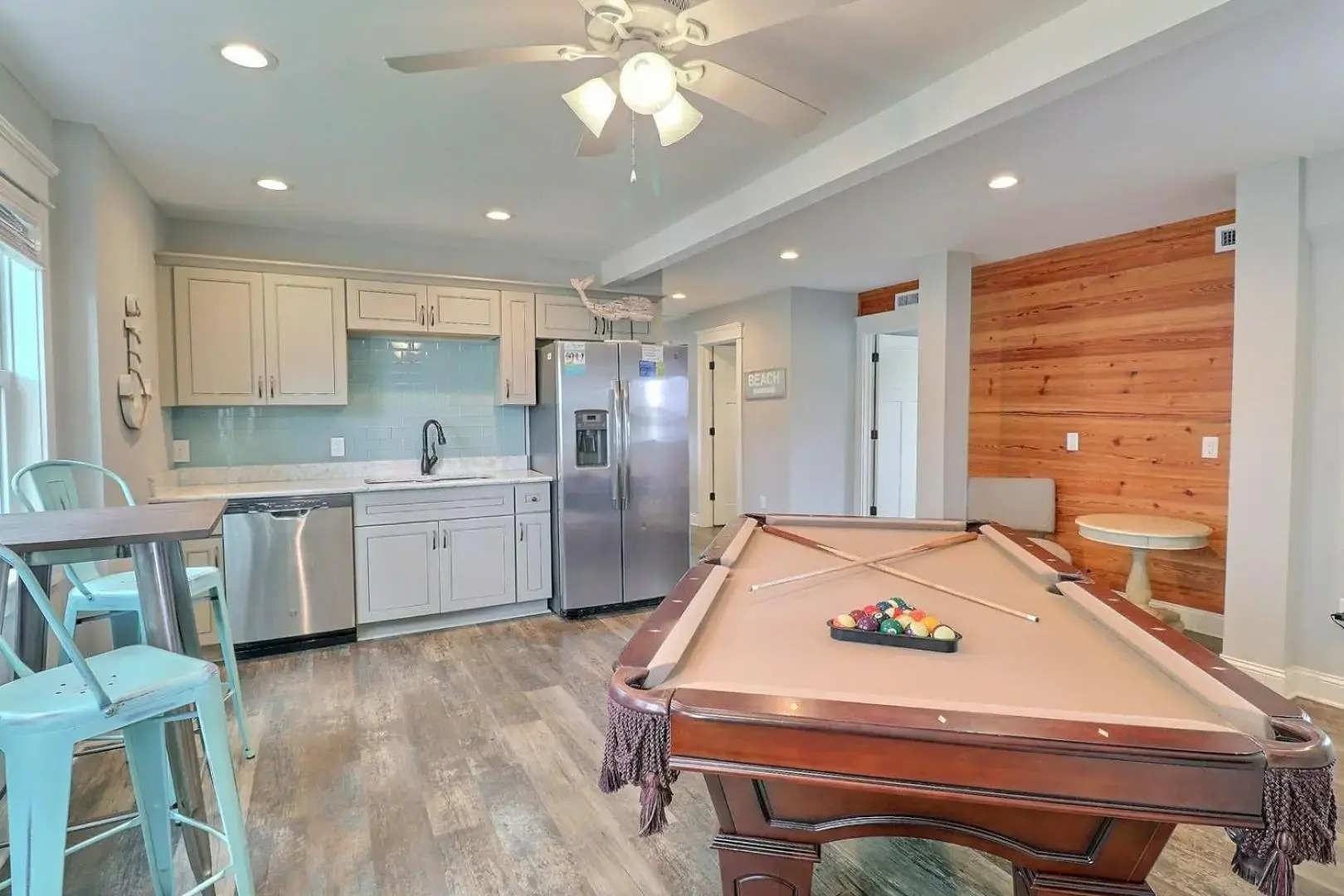 4059 - Bikinis & Martinis