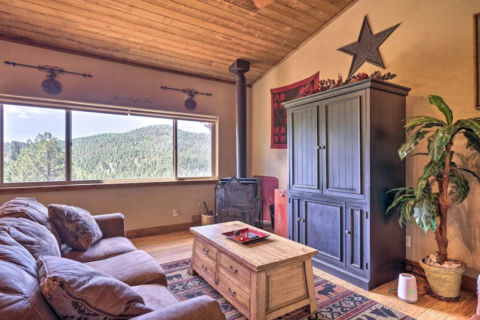 Cripple Creek Mountain Getaway w/ Hot Tub & Views!