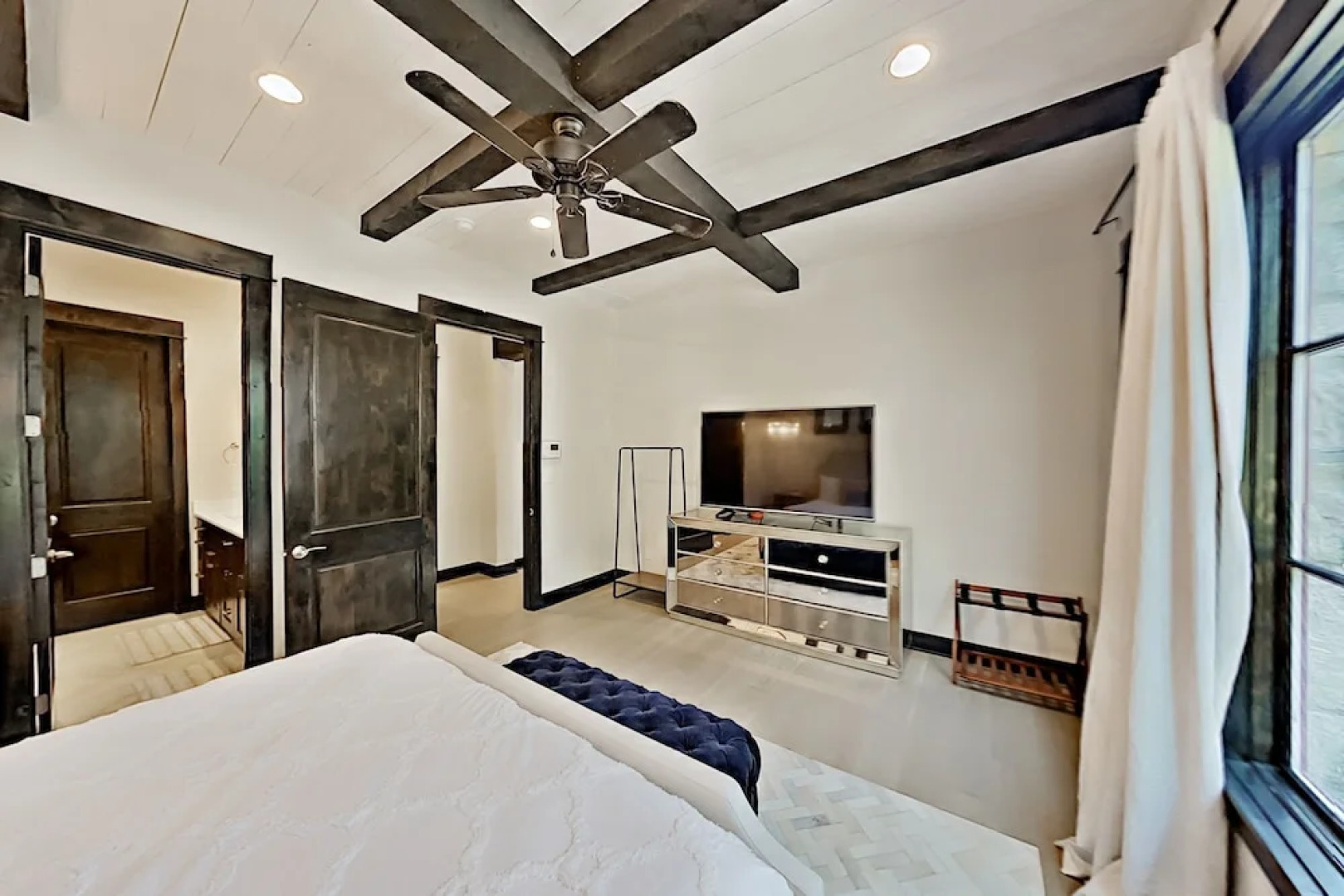 Luxury W/ Private Hot Tub & Outdoor Kitchen 3 Bedroom Home