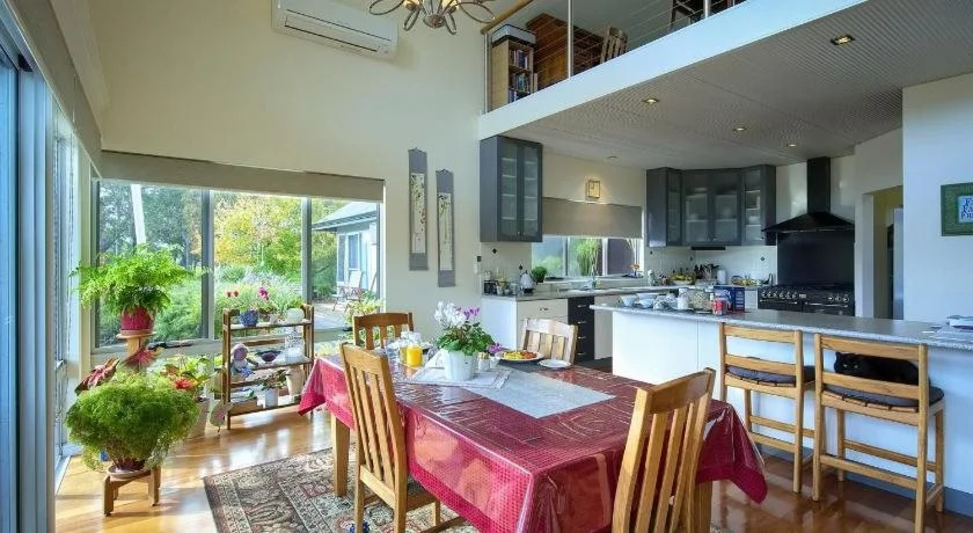 Glenelg on King Bed & Breakfast