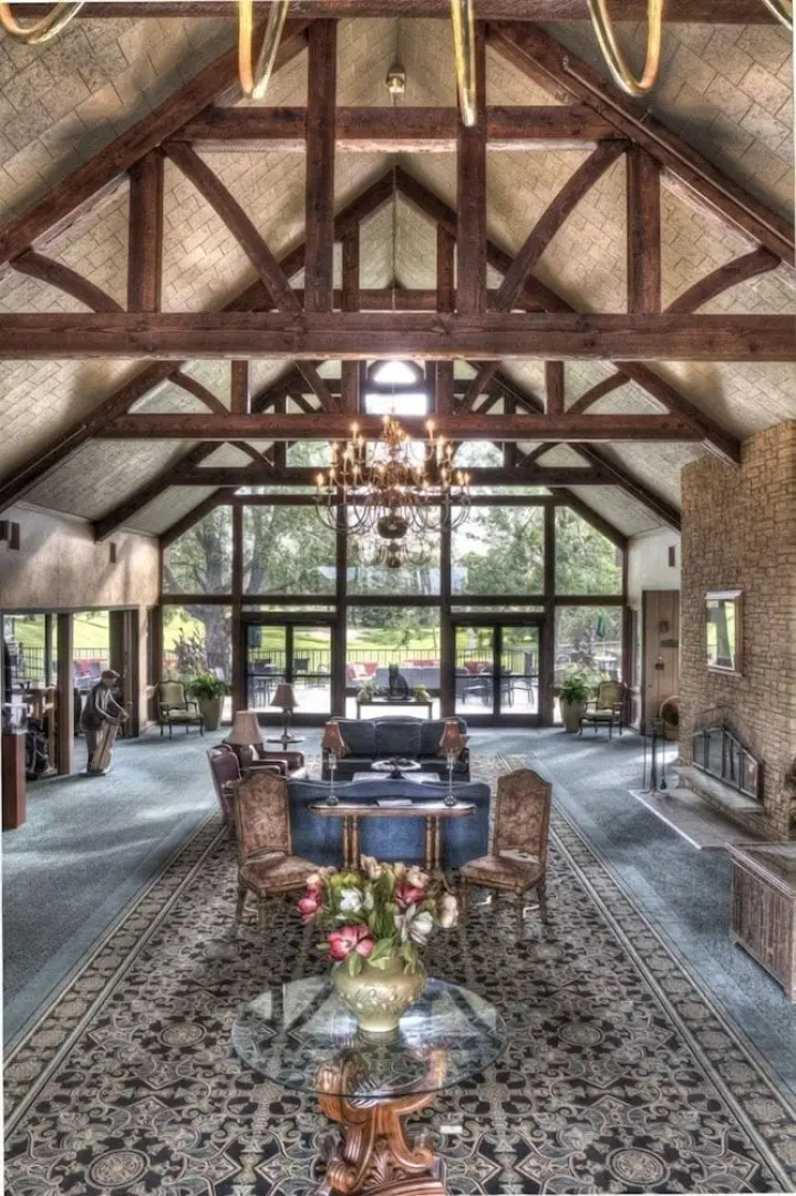 Maddens On Gull Lake