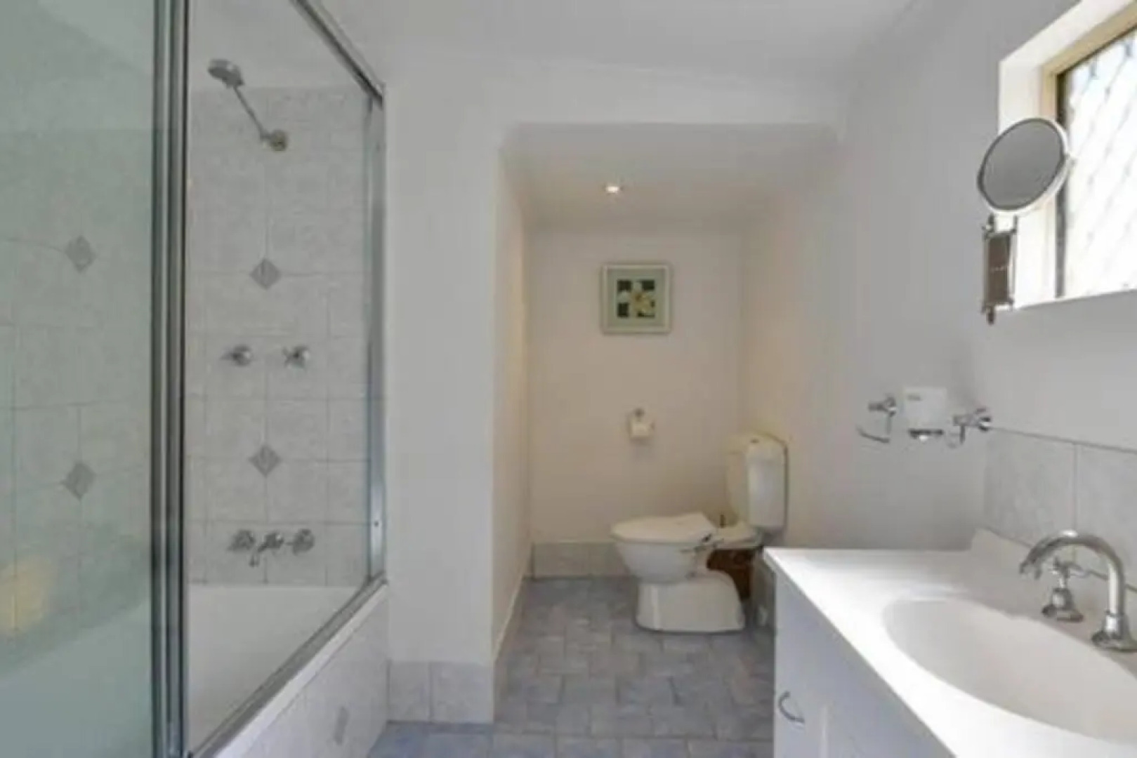 3 bedroom 2 bathroom home walking distance to town