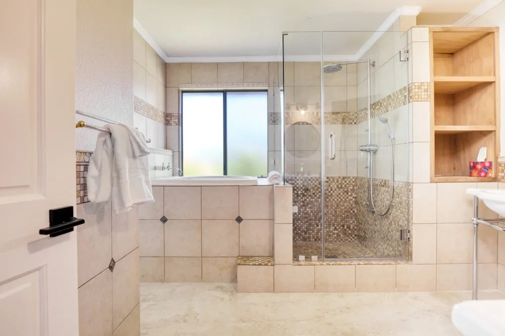 Burgundy by Avantstay Basketball Court Pool Hot Tub Outdoor Kitchen City Escape