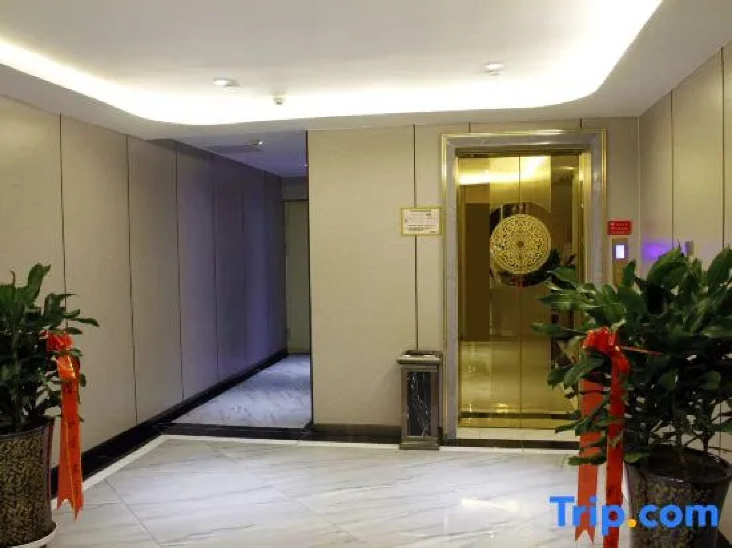 Xinhua Theme Hotel