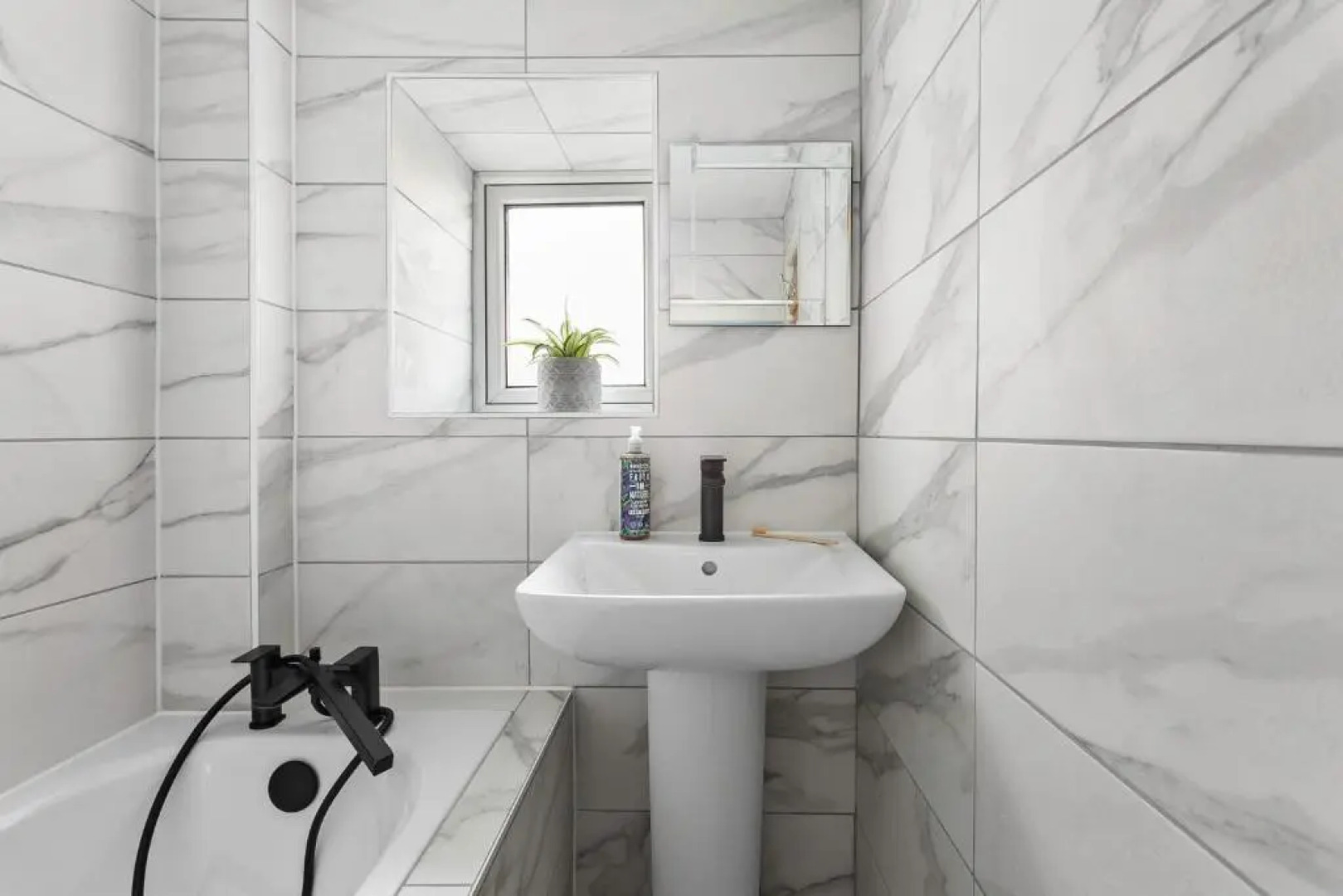 Fourways - Stylish 3-storey Townhouse With Gardens