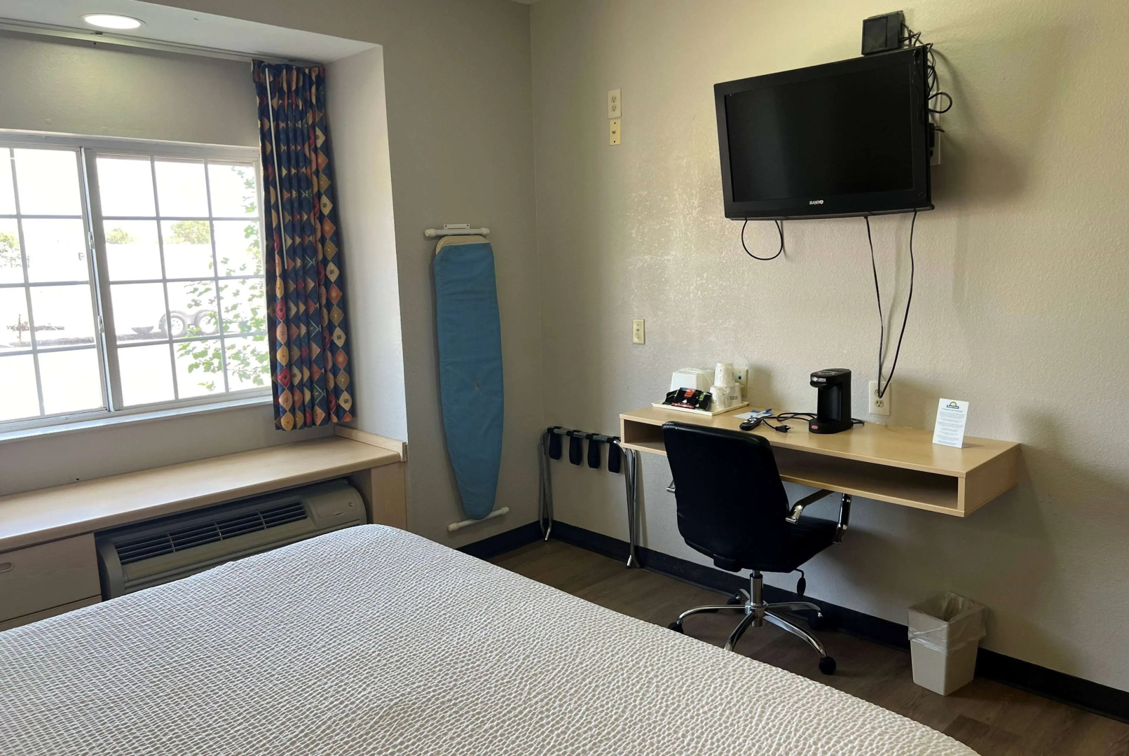 Days Inn & Suites by Wyndham Hutchinson
