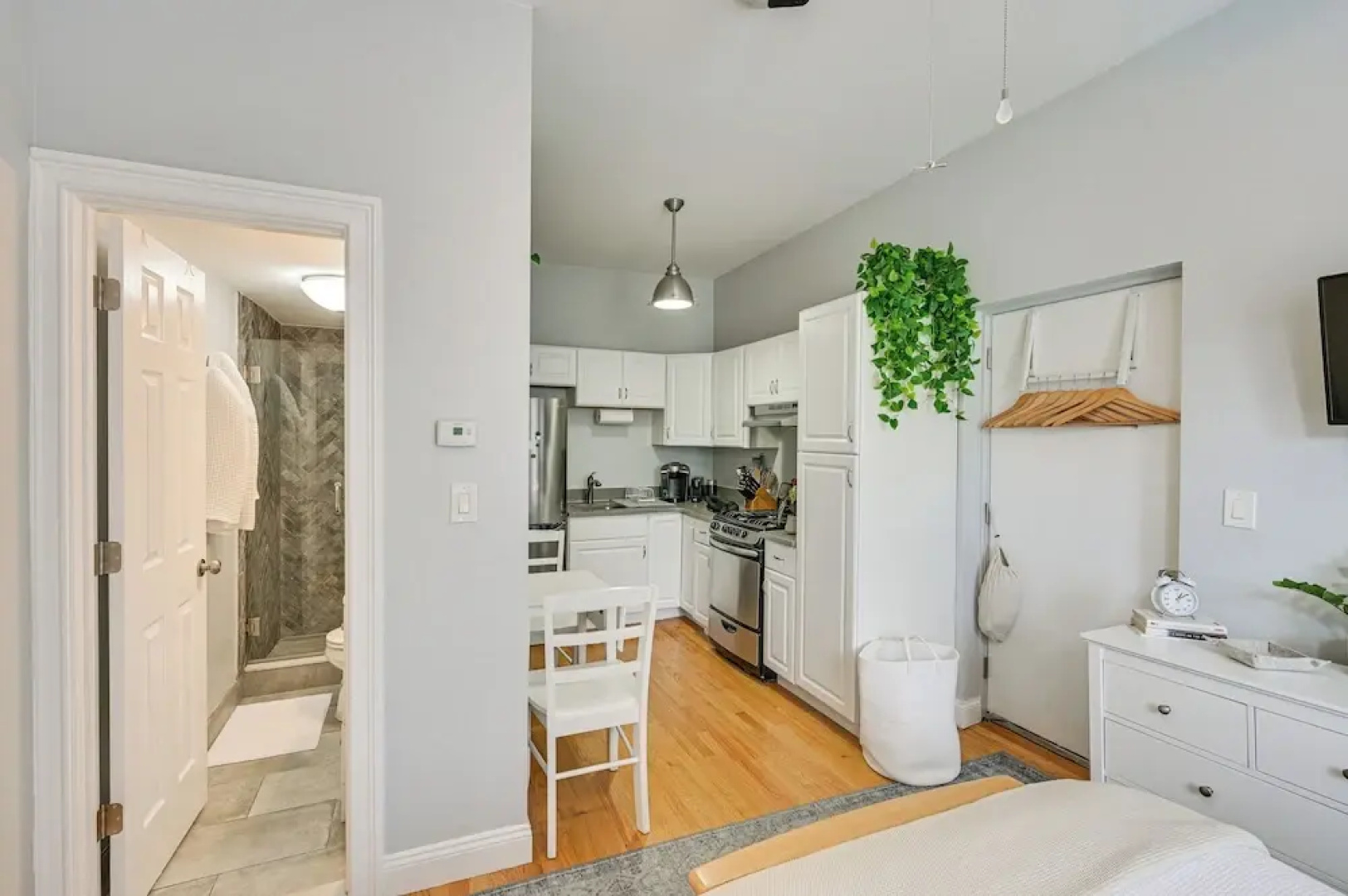 Cozy Somerville Studio: 2 Mi To Boston, Walk To T!
