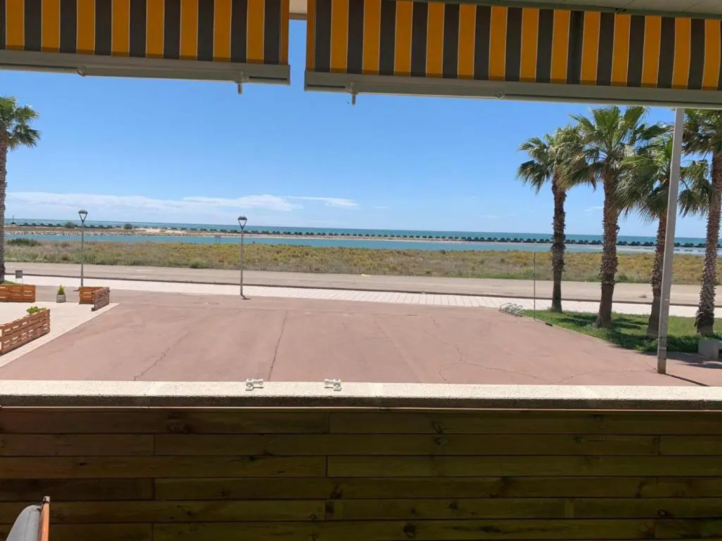 Apartamento para 5 personas frente al mar con piscina y parking