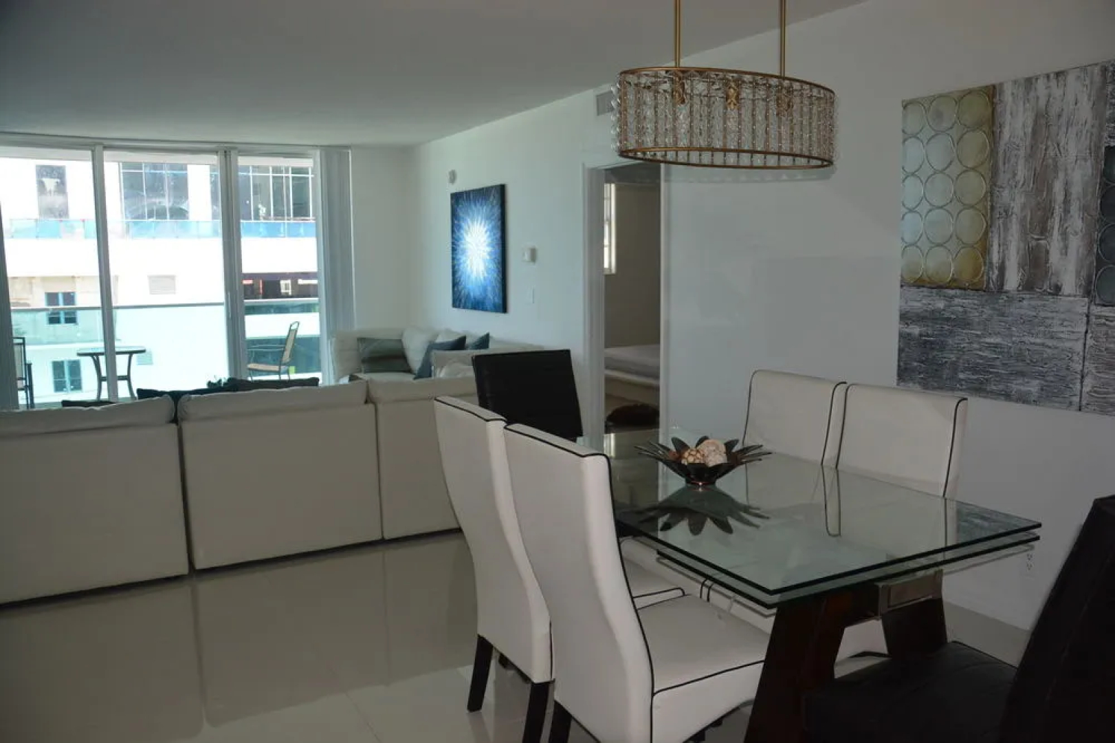 Hollywood Apartment by the Sea