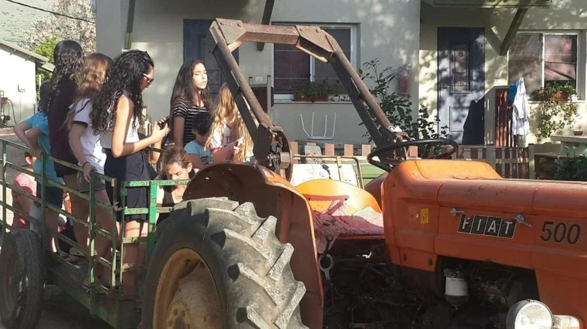 Nuriel Fruit & Guest House