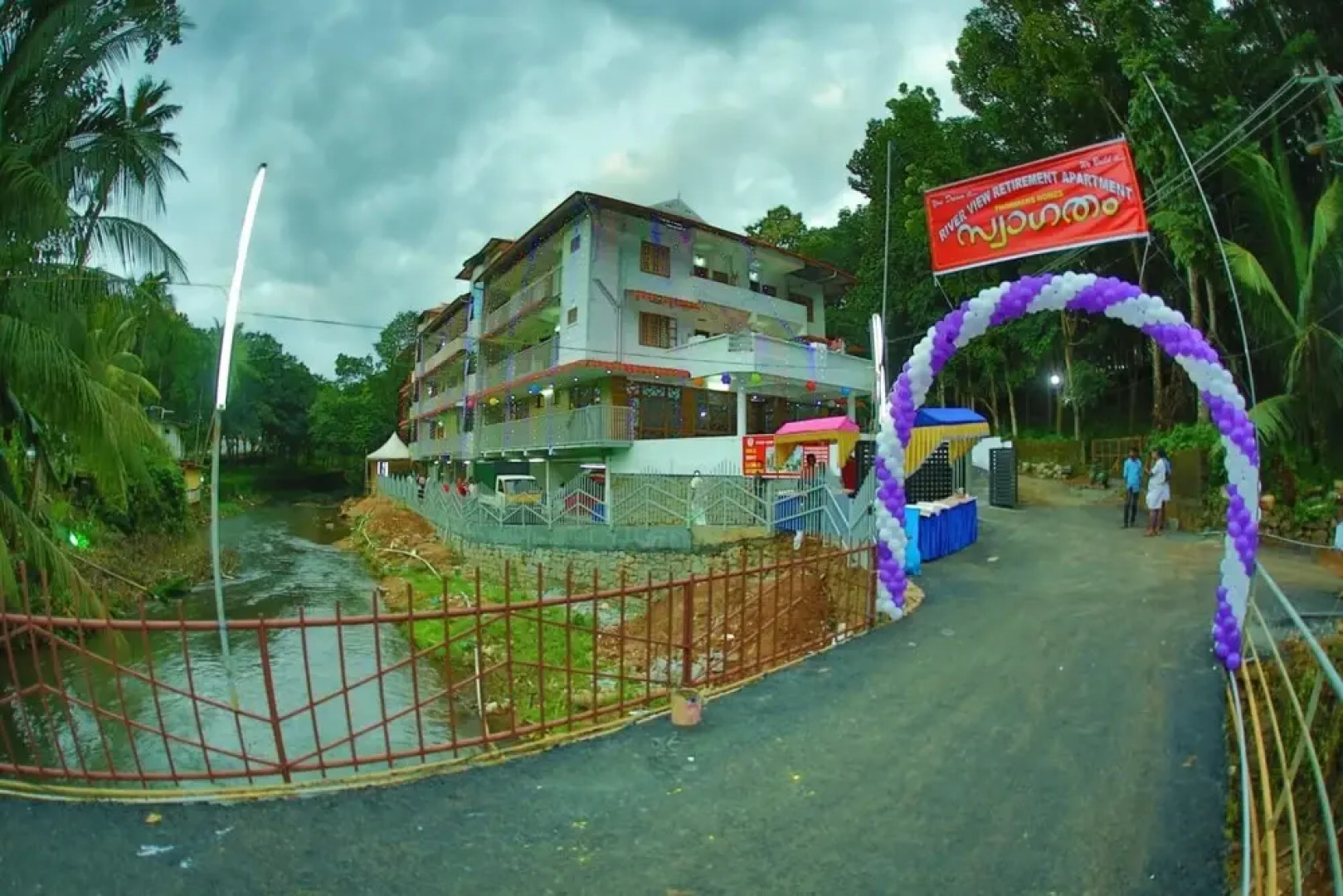 4 Bed Flat - Sleeps 8 - Pets - Smoking - Parking