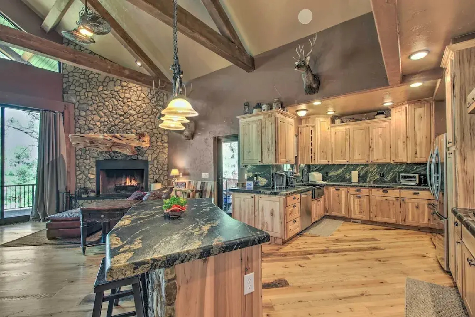 Outdoor Fireplace, Gas Grill: Luxe Heber Cabin!