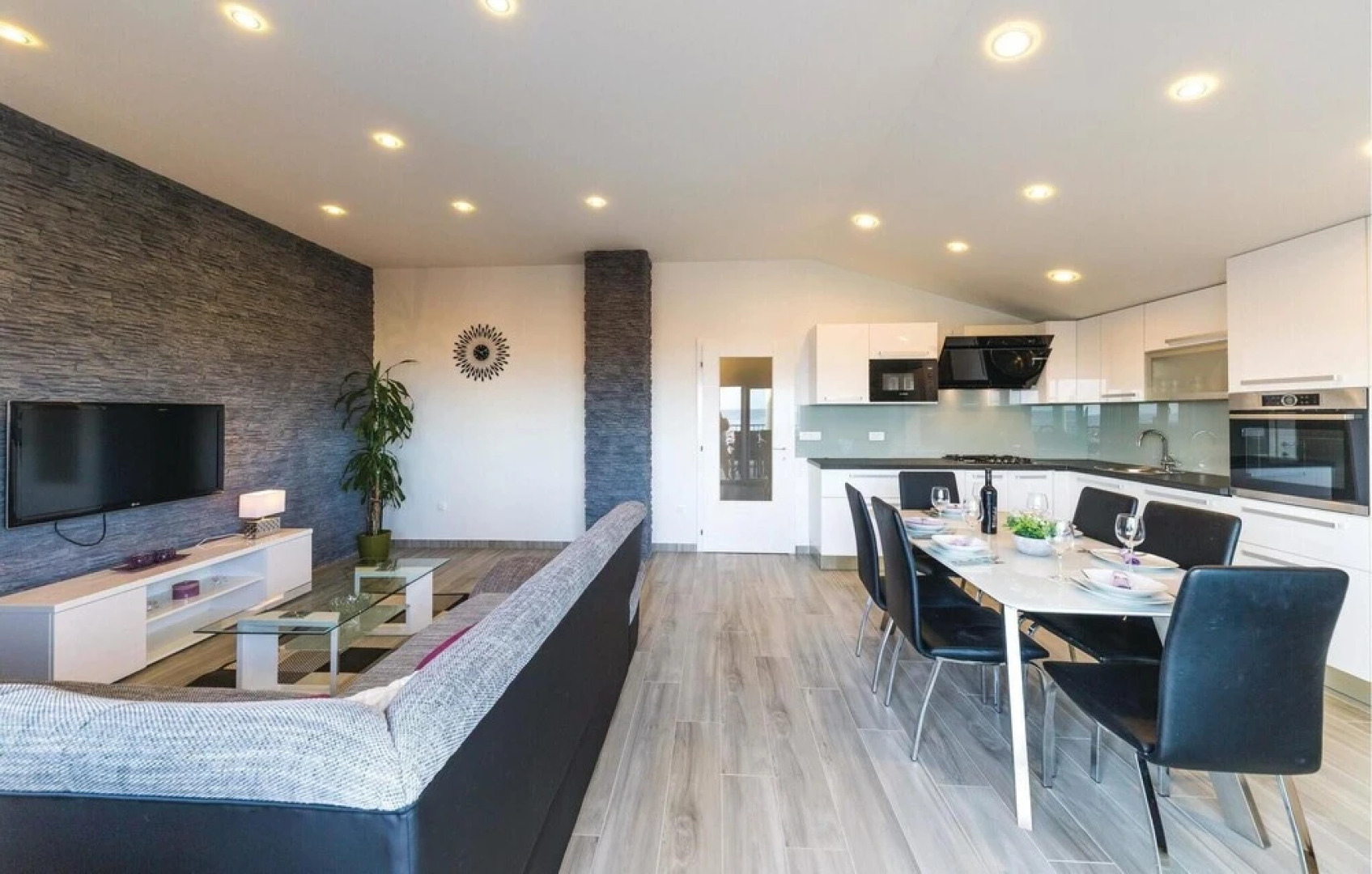 Beautiful Apartment in Kastel Stari With 4 Bedrooms, Wifi and Outdoor Swimming Pool