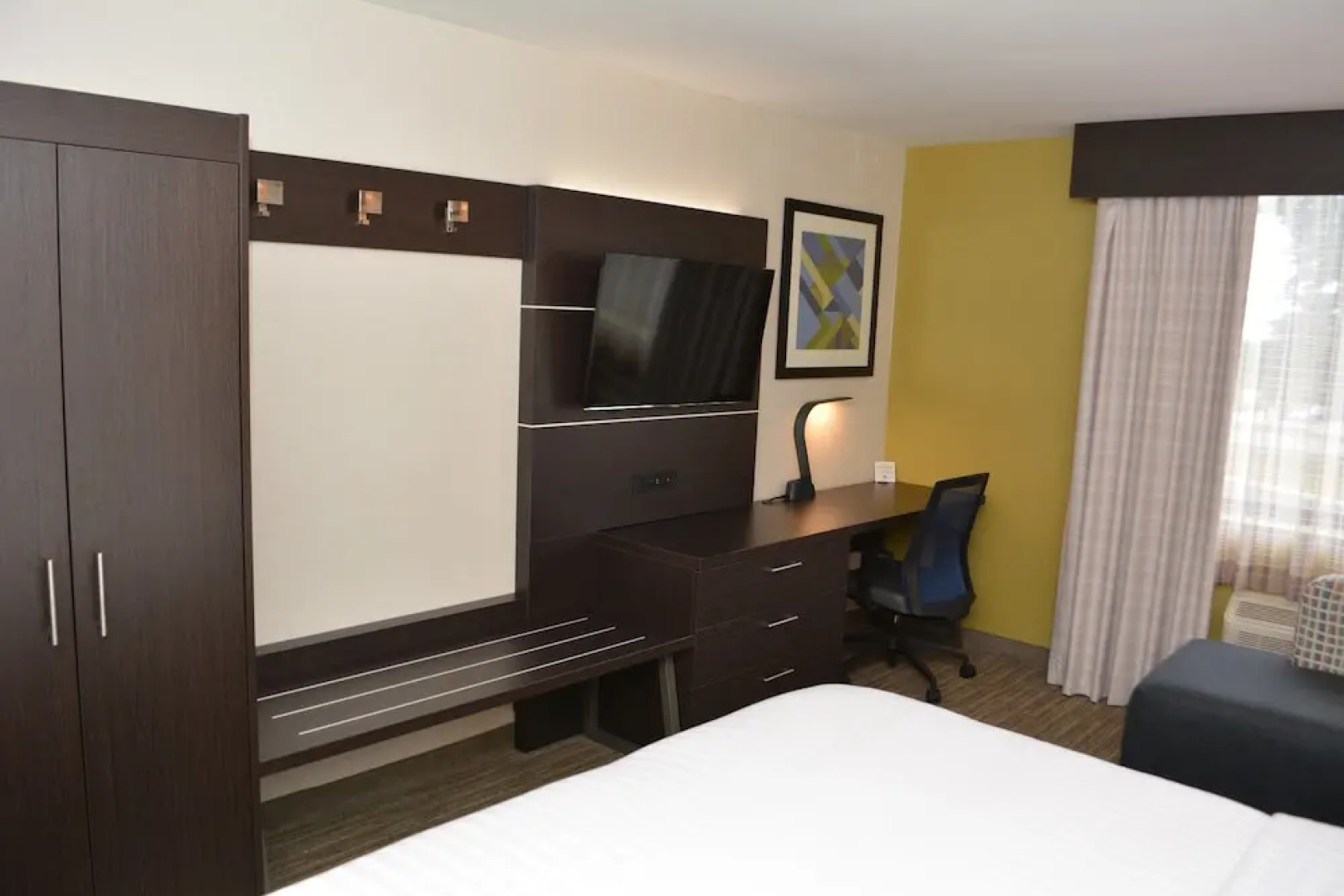 Holiday Inn Express & Suites Waterville - North, an IHG Hotel