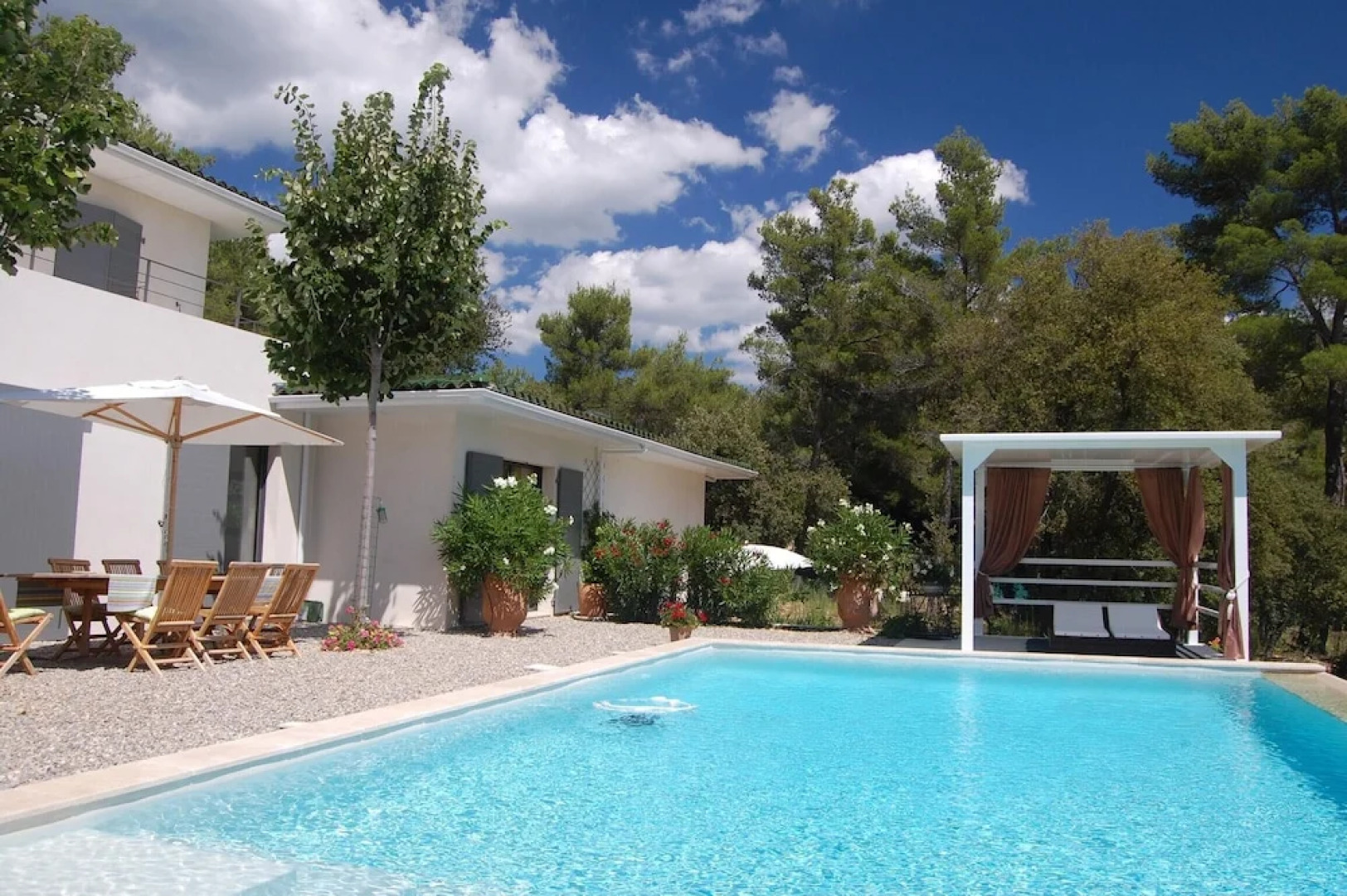 House With one Bedroom in Saint-marc-jaumegarde, With Pool Access, Enc