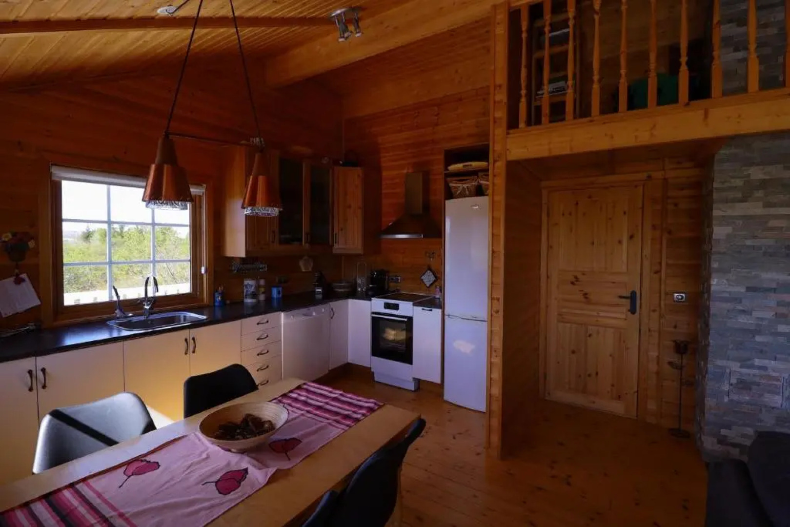 Golden Circle Vacation Home with hot tub & fire place