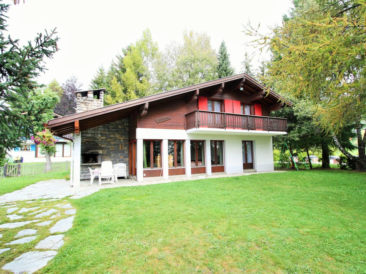 Spacious Chalet near Forest