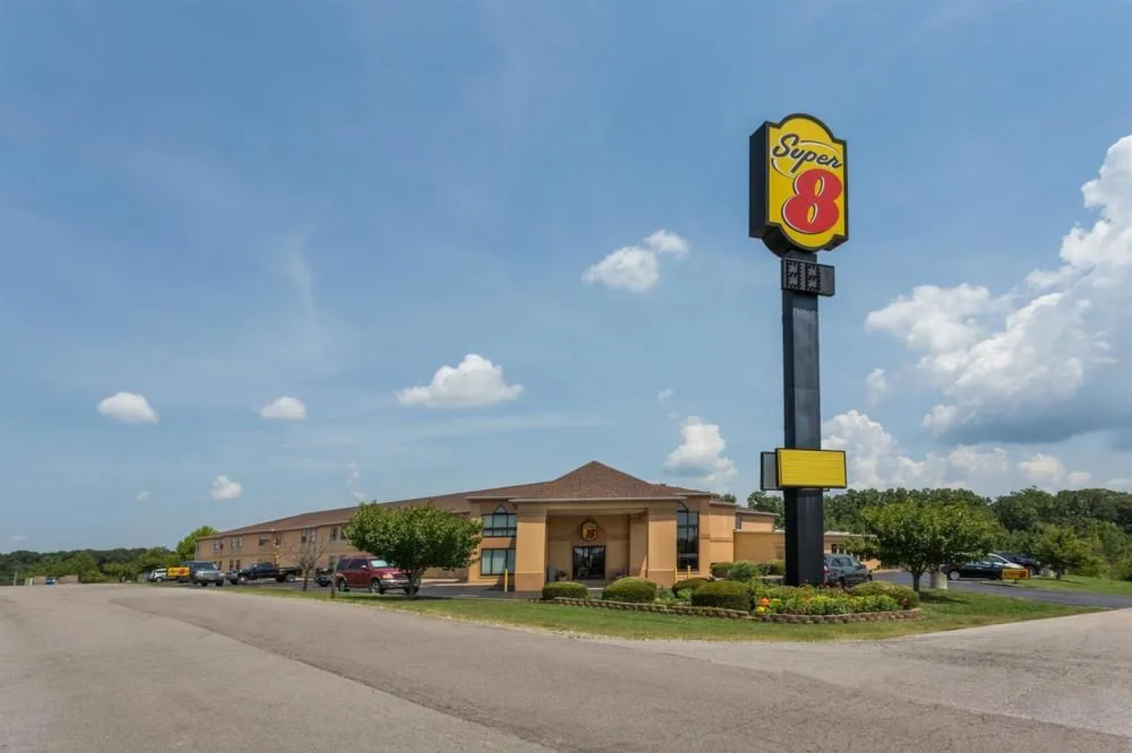 Super 8 Dickson
