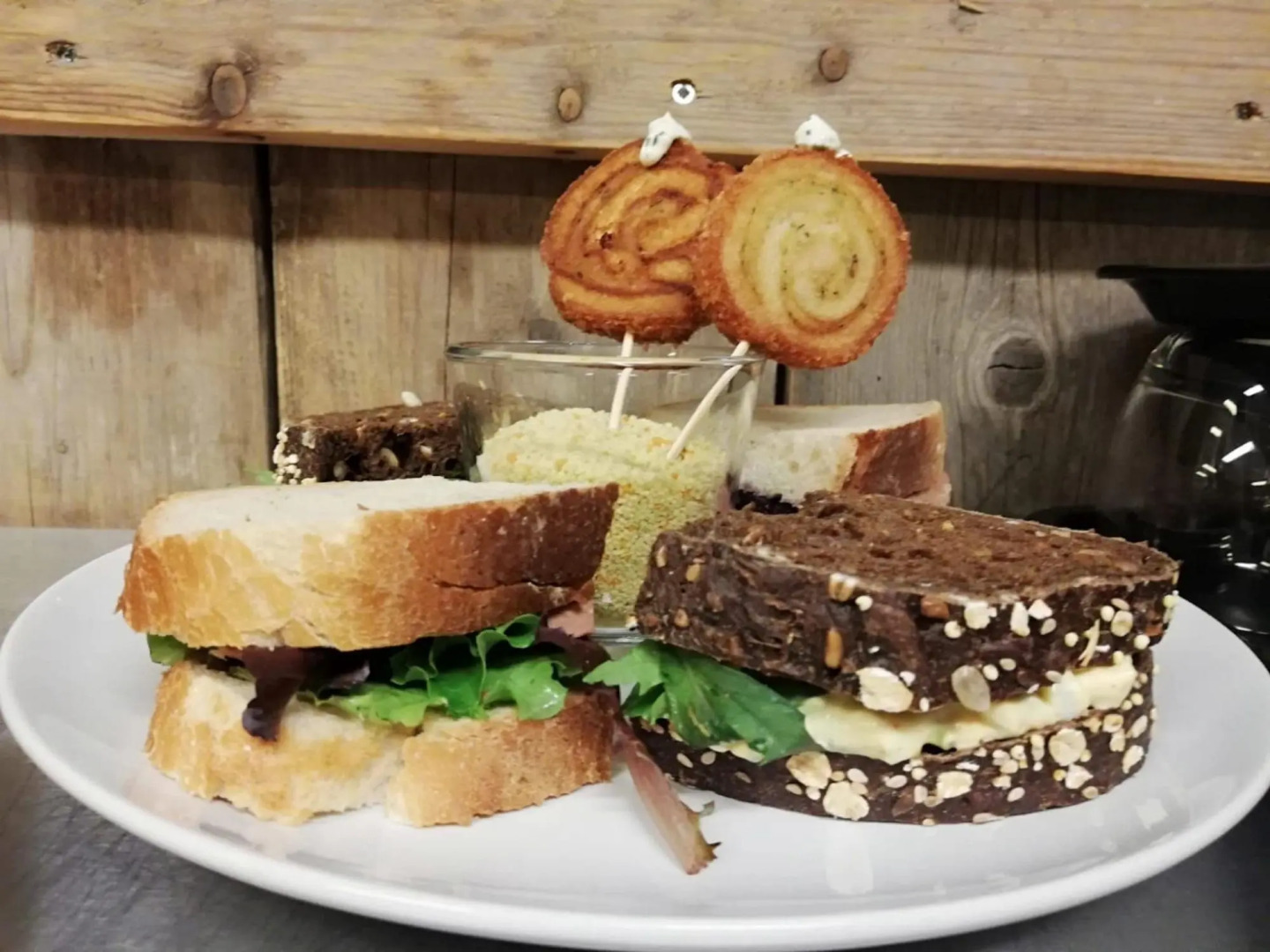 Well-kept chalet with air conditioning, on a holiday park, 1 km. from the beach