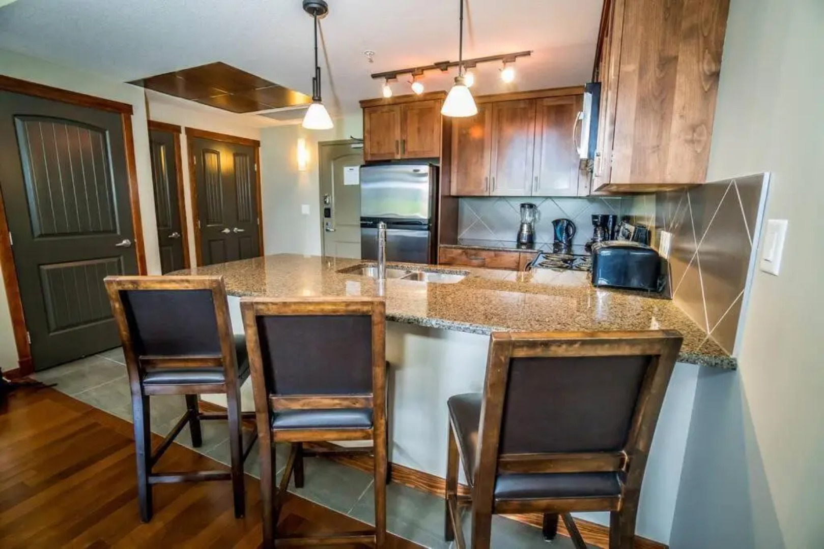 Spacious 3BR 2BA Penthouse with Mountain Views