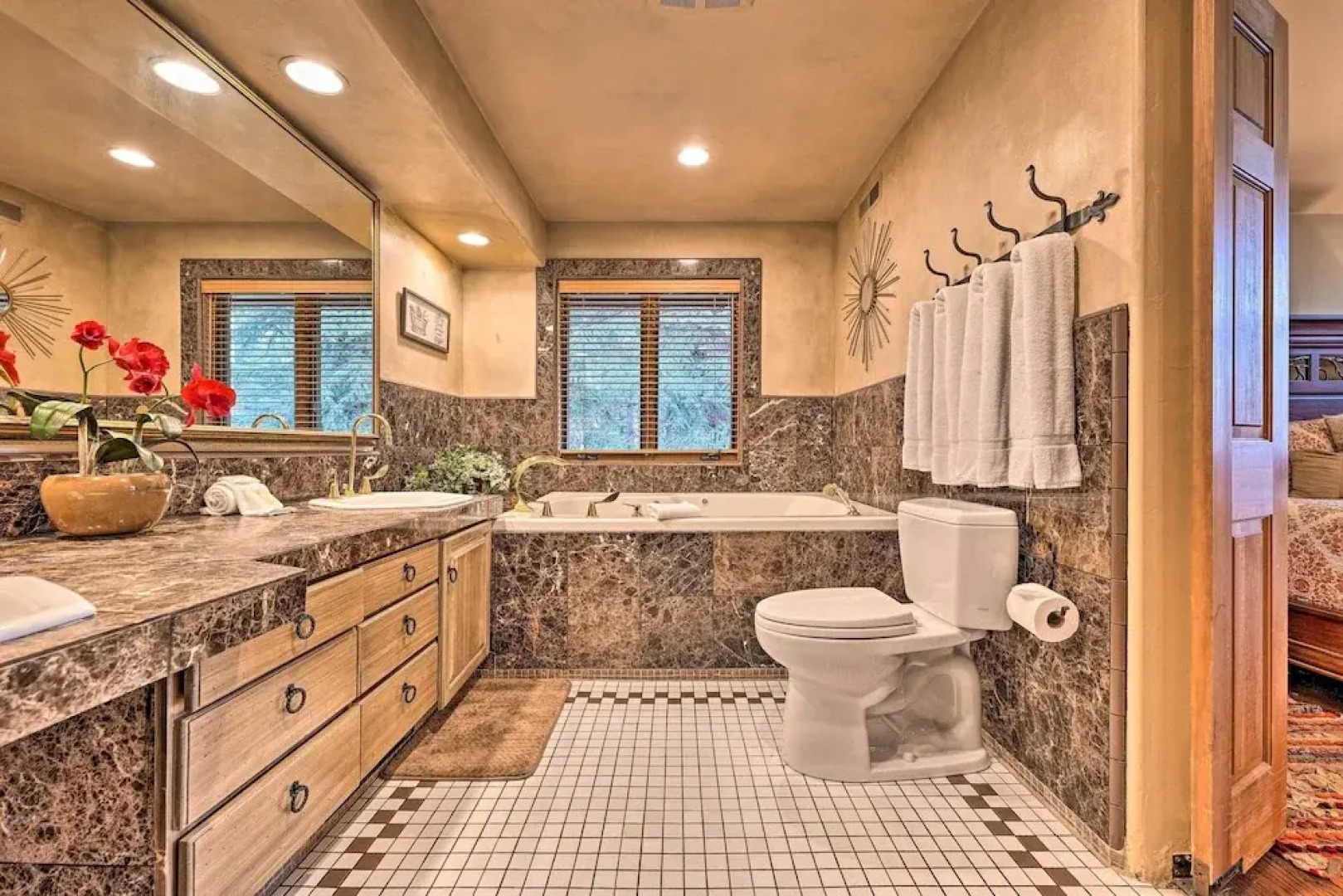 Luxe Sun Valley Retreat w/ Hot Tub, 3 Mi to Resort