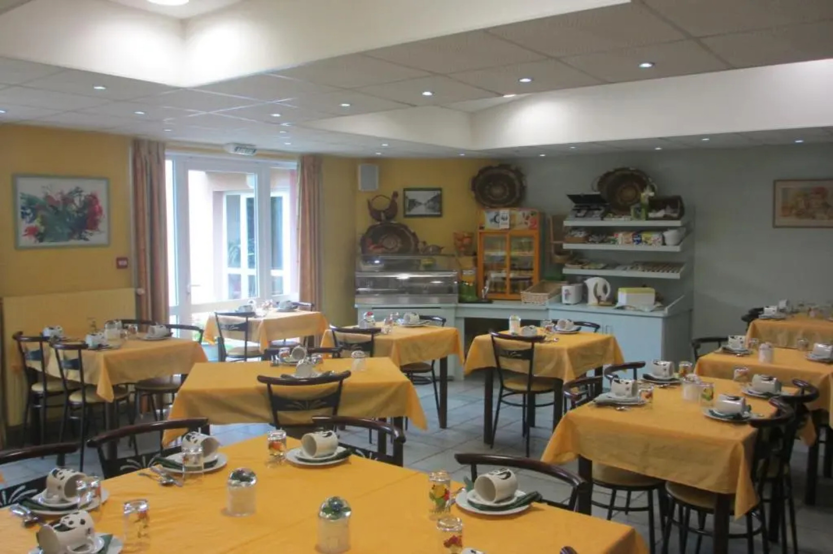 Hôtel-Restaurant La Crèche et sa piscine intérieure - Logis Hôtels