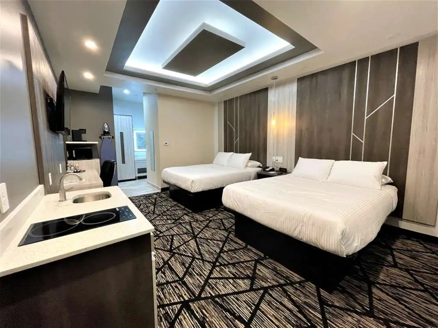 Comfeeni Inn and Suites