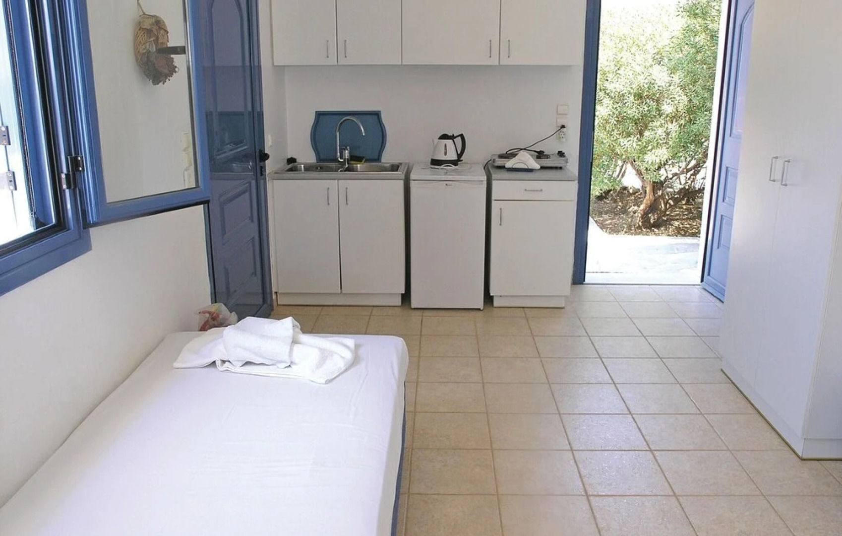 Amazing Home in Ampela, Syros With 6 Bedrooms and Outdoor Swimming Pool