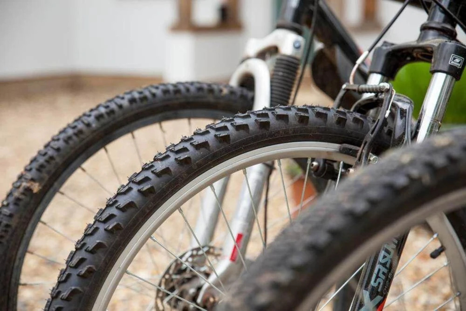 Secluded country house gem with swimming pool & tennis court