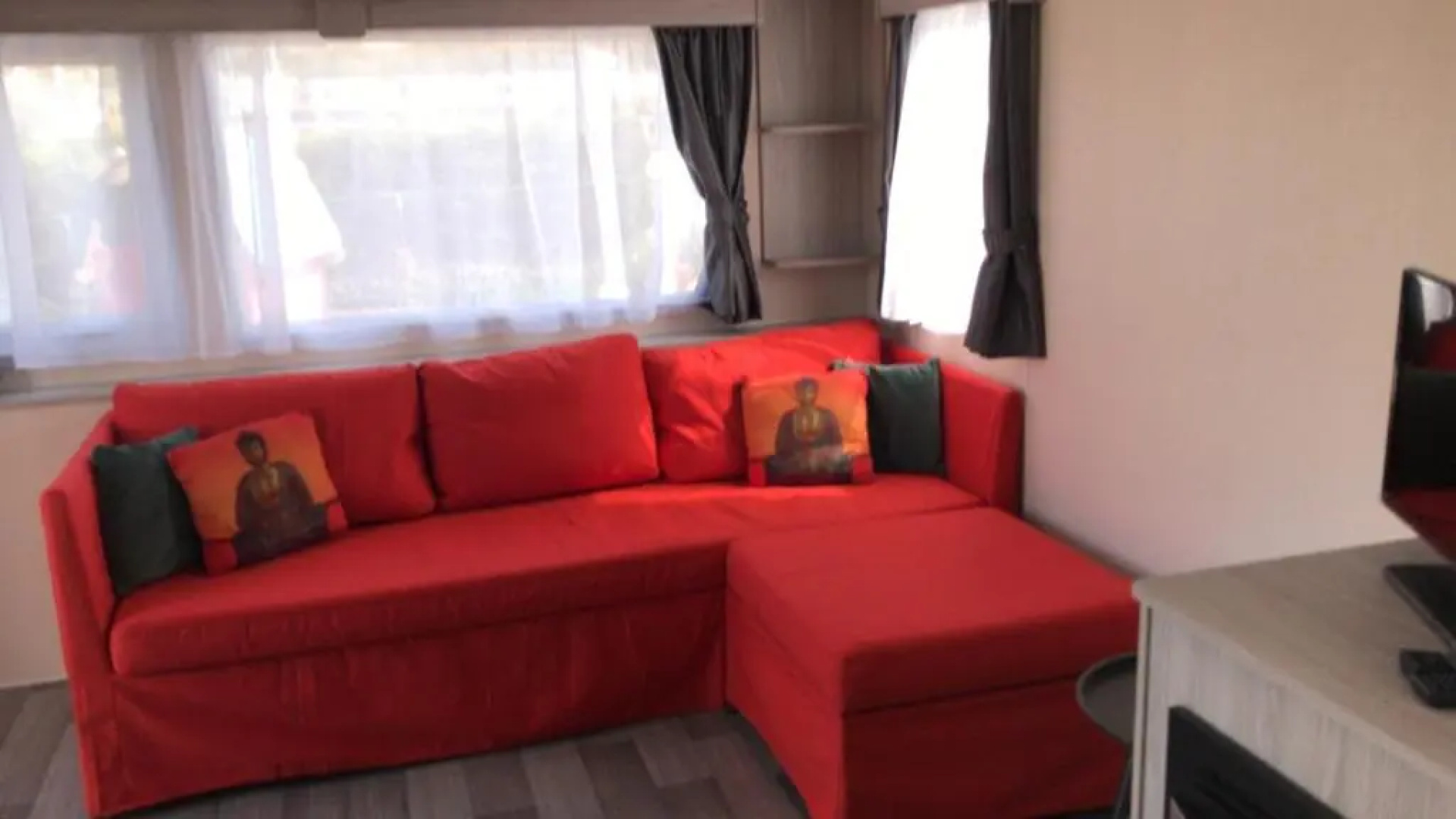 Luxe Chalet op camping Duindoorn, IJmuiden aan Zee, in de buurt van F1 circuit Zandvoort en Bloemendaal op loopafstand strand