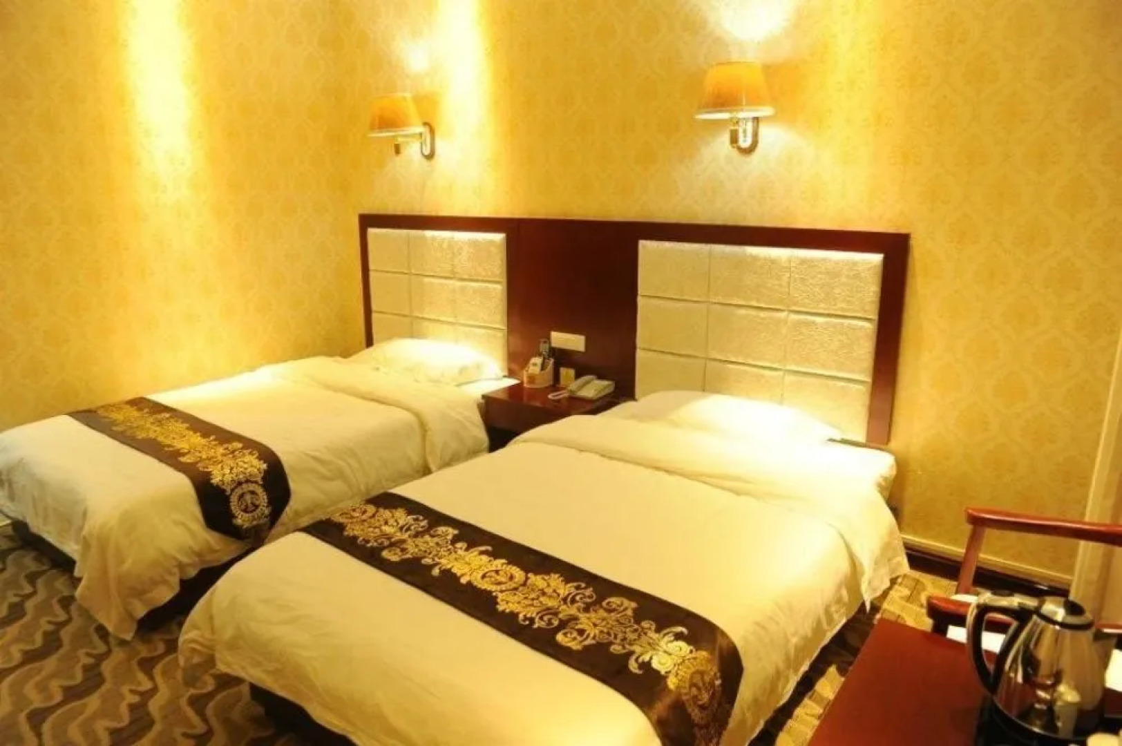 Yichuan Longsheng Business Hotel