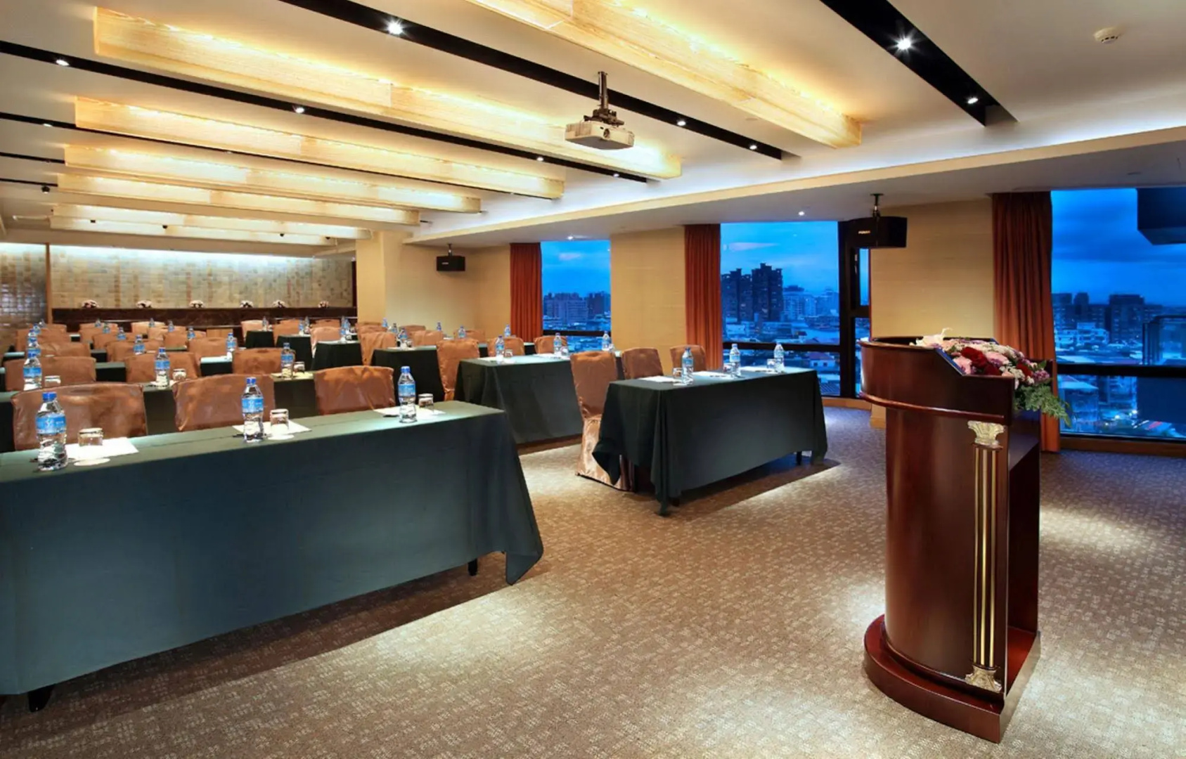 Two Tails Hotel Luzhou