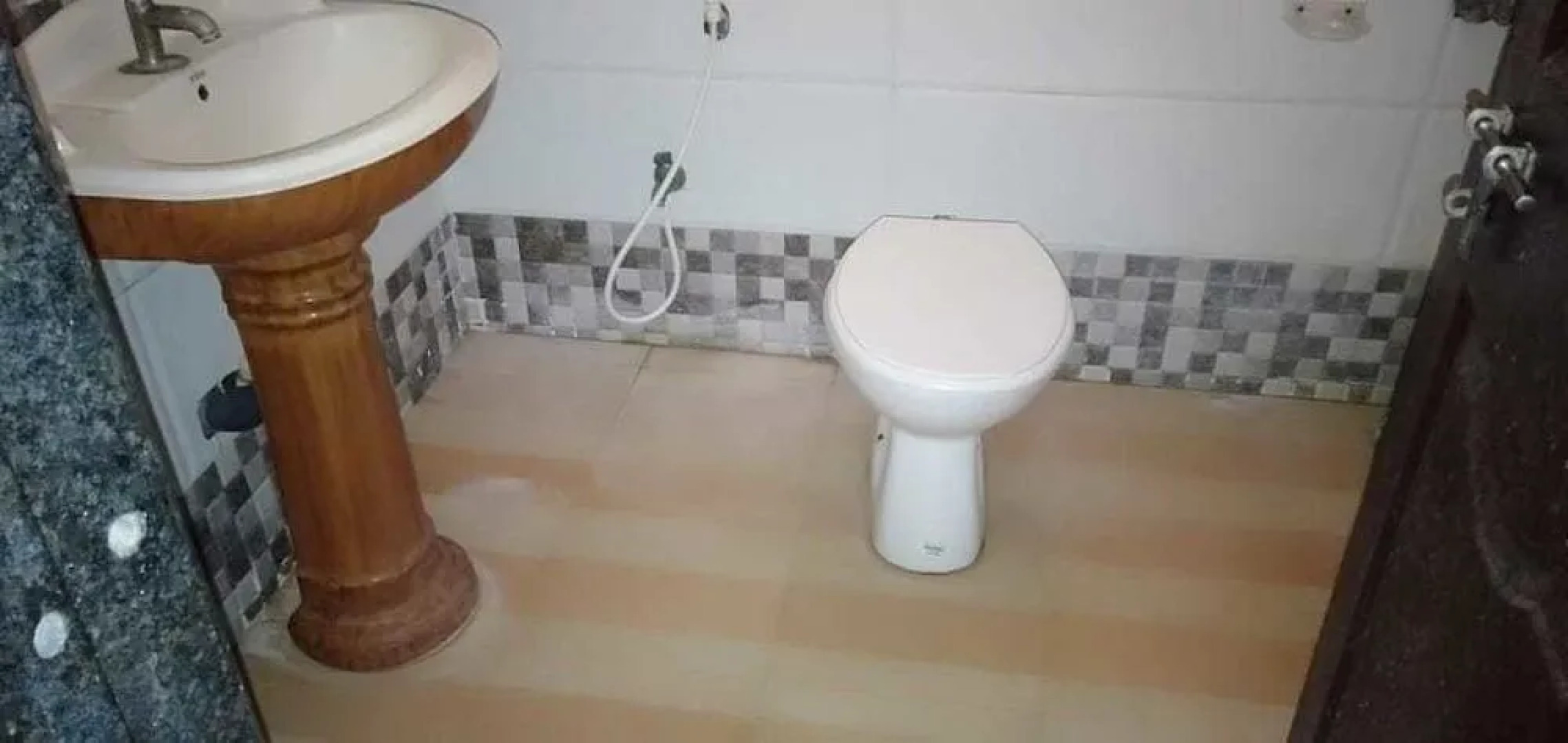 Iroomz Shivaratna Palace