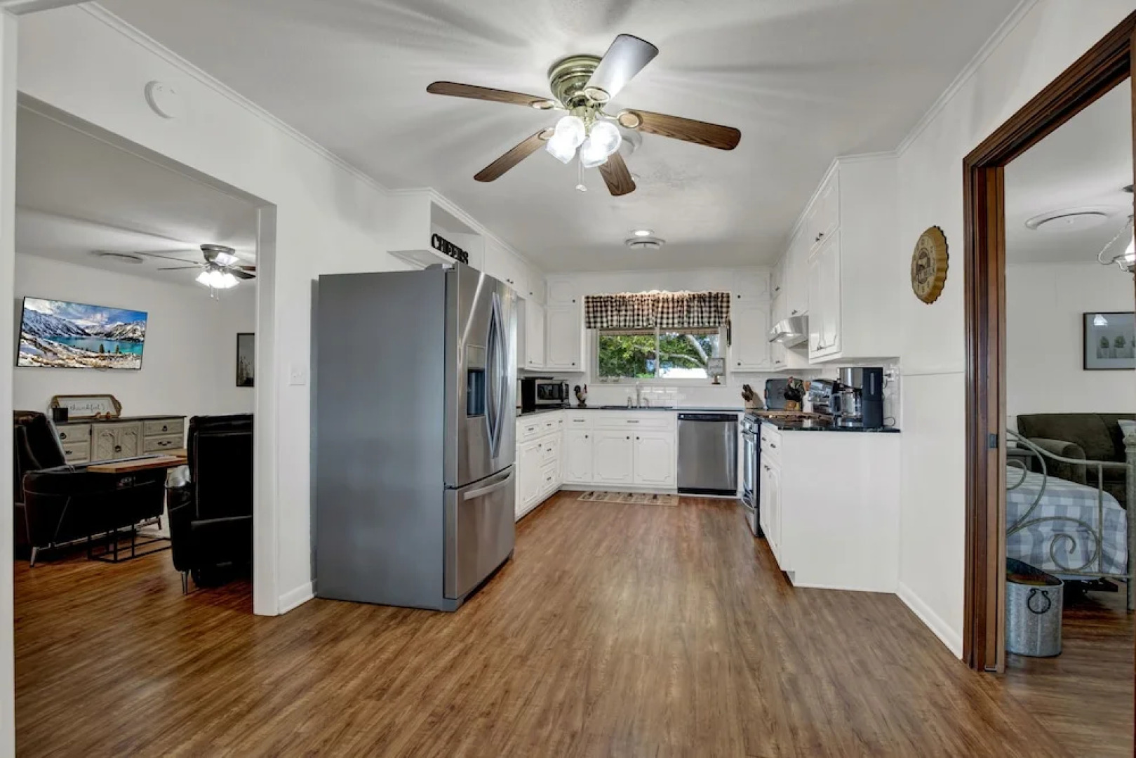 Spacious Home - Fire Pit, BBQ and Outdoor Seating!