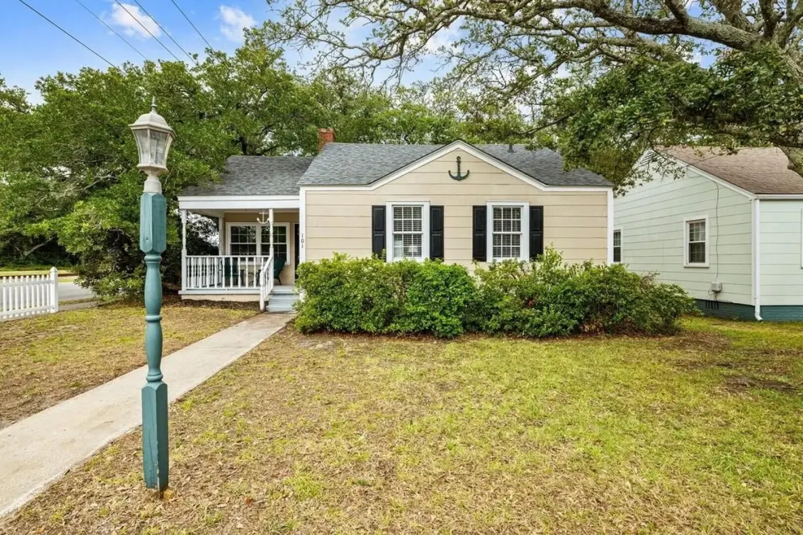 The Anchor Cottage 3 Bedroom Home by RedAwning