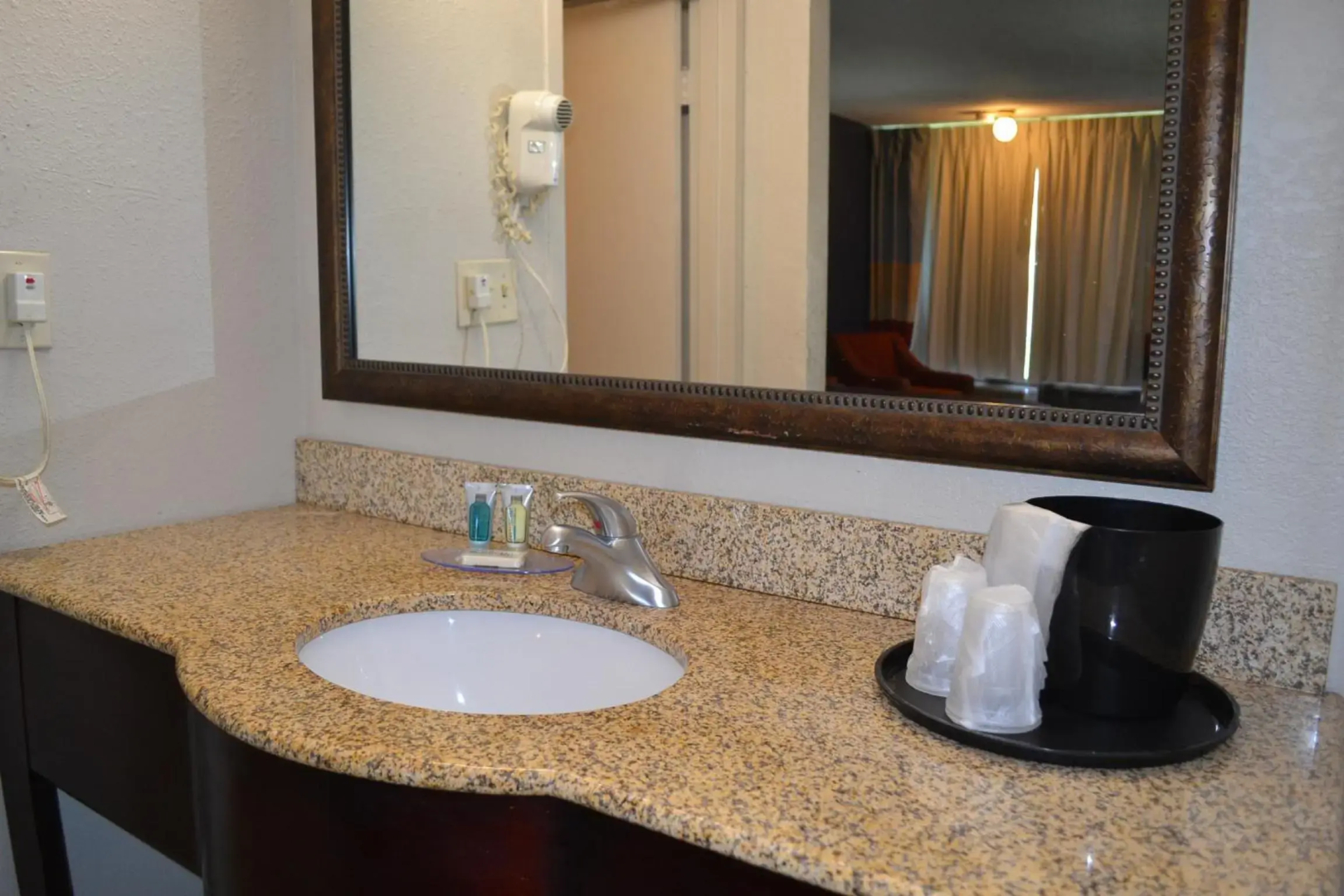 Econo Lodge & Suites