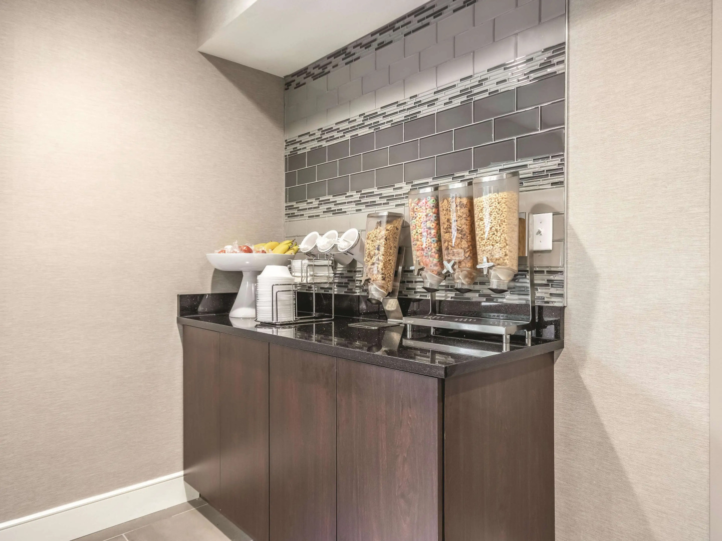 La Quinta Inn & Suites by Wyndham Hartford - Bradley Airport