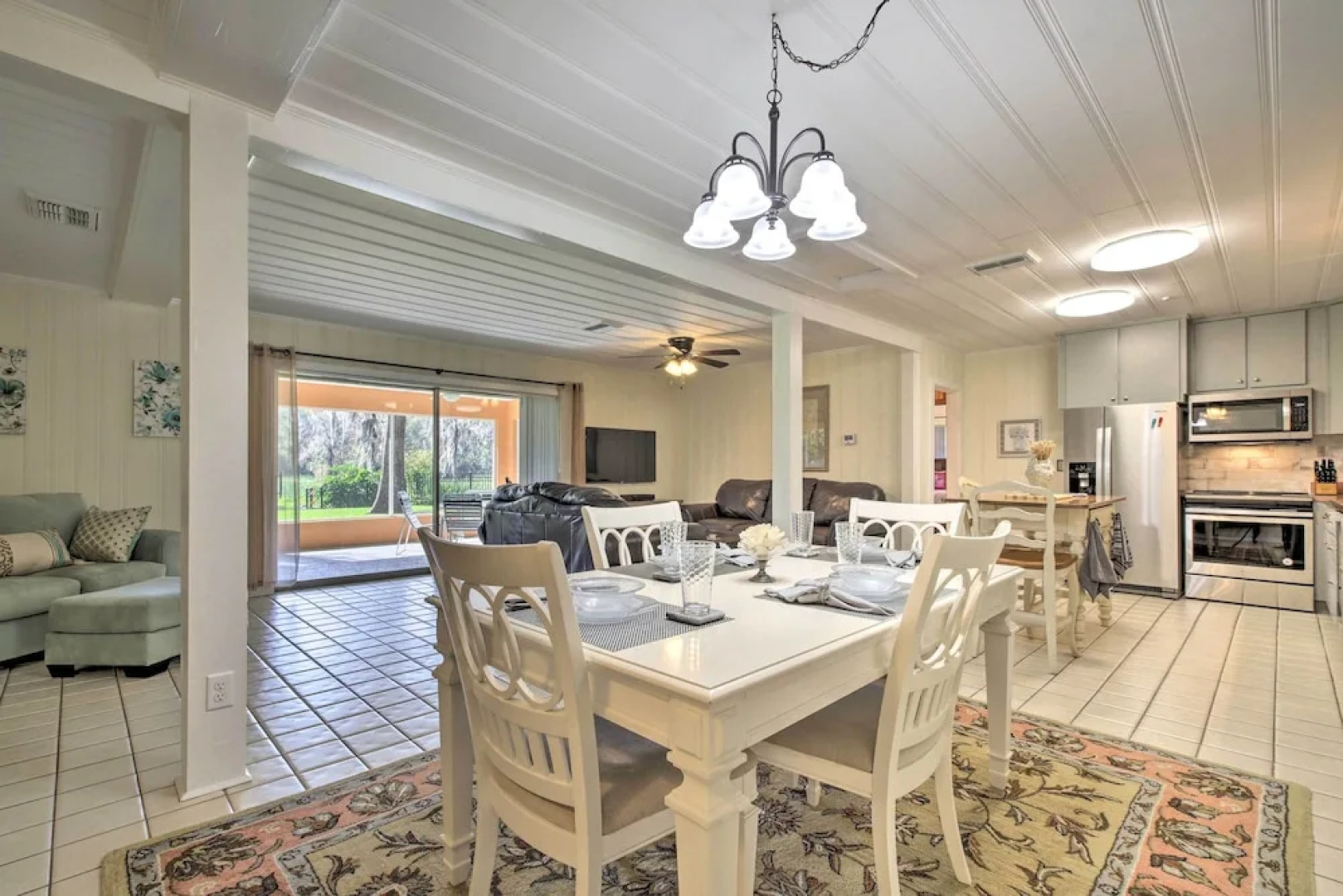 Rainbow River Oasis w/ Kayaks + Furnished Sunroom!