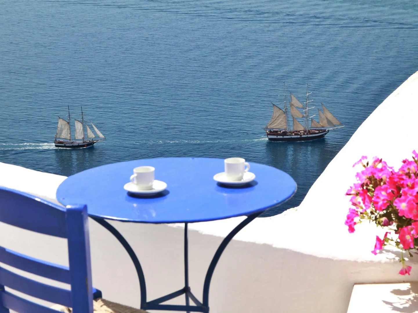 Blu Bianco Cave House